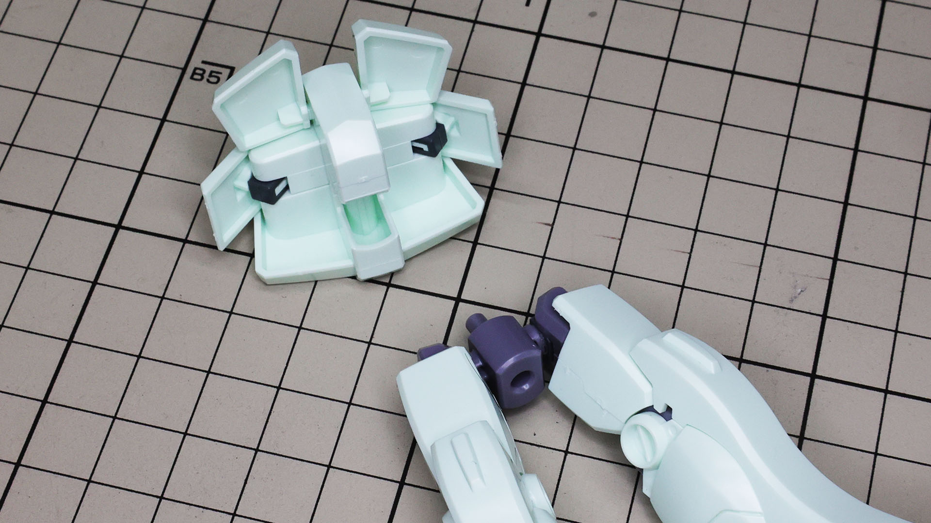 これはいいアイデアでした！脚部を接続した股関節は腰部中央で左右にスイングする機構です