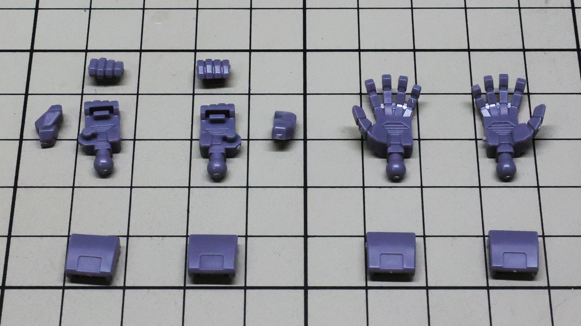 平手と、ディテールたっぷりの握りこぶし