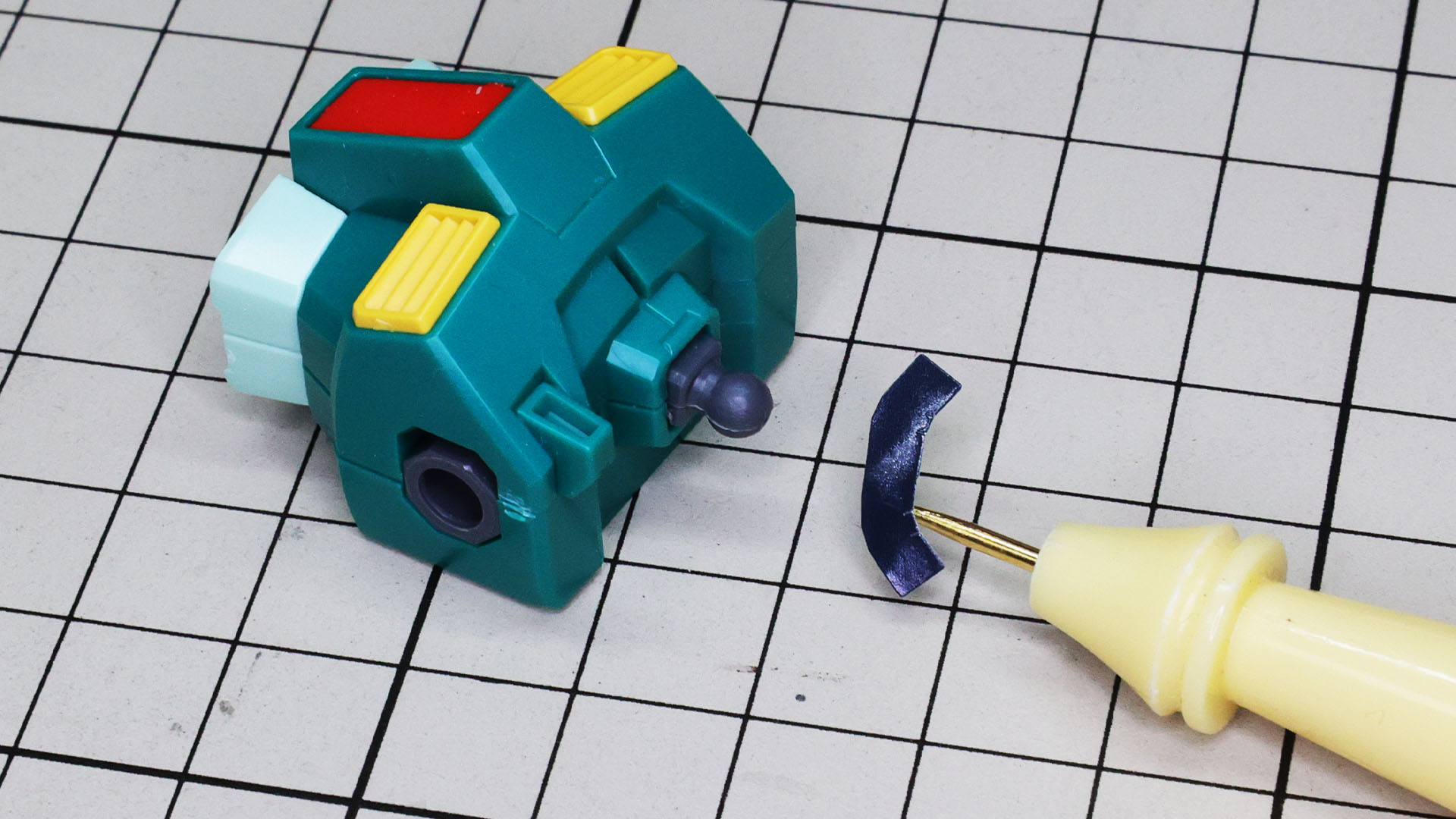 首周りにはシールでカラーリングを行います