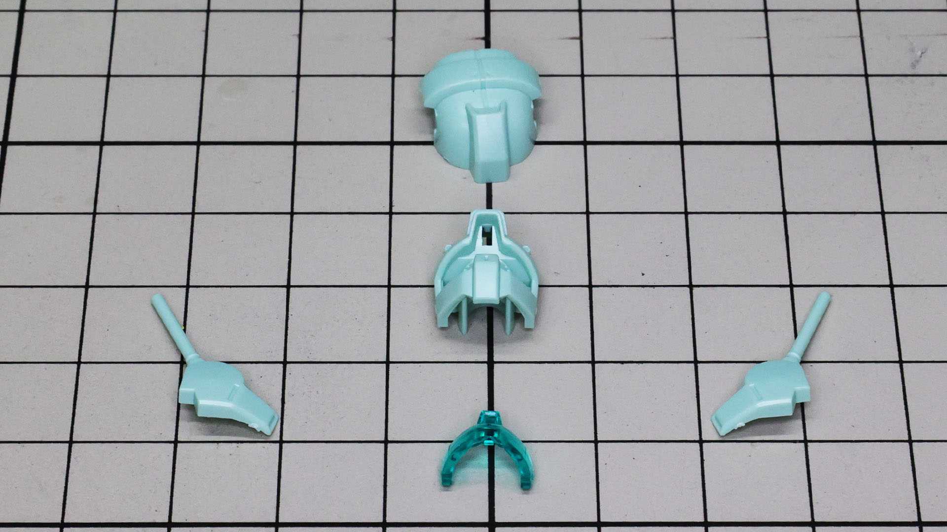 頭部は前後と左右、メカ部のクリアーパーツで構成されます