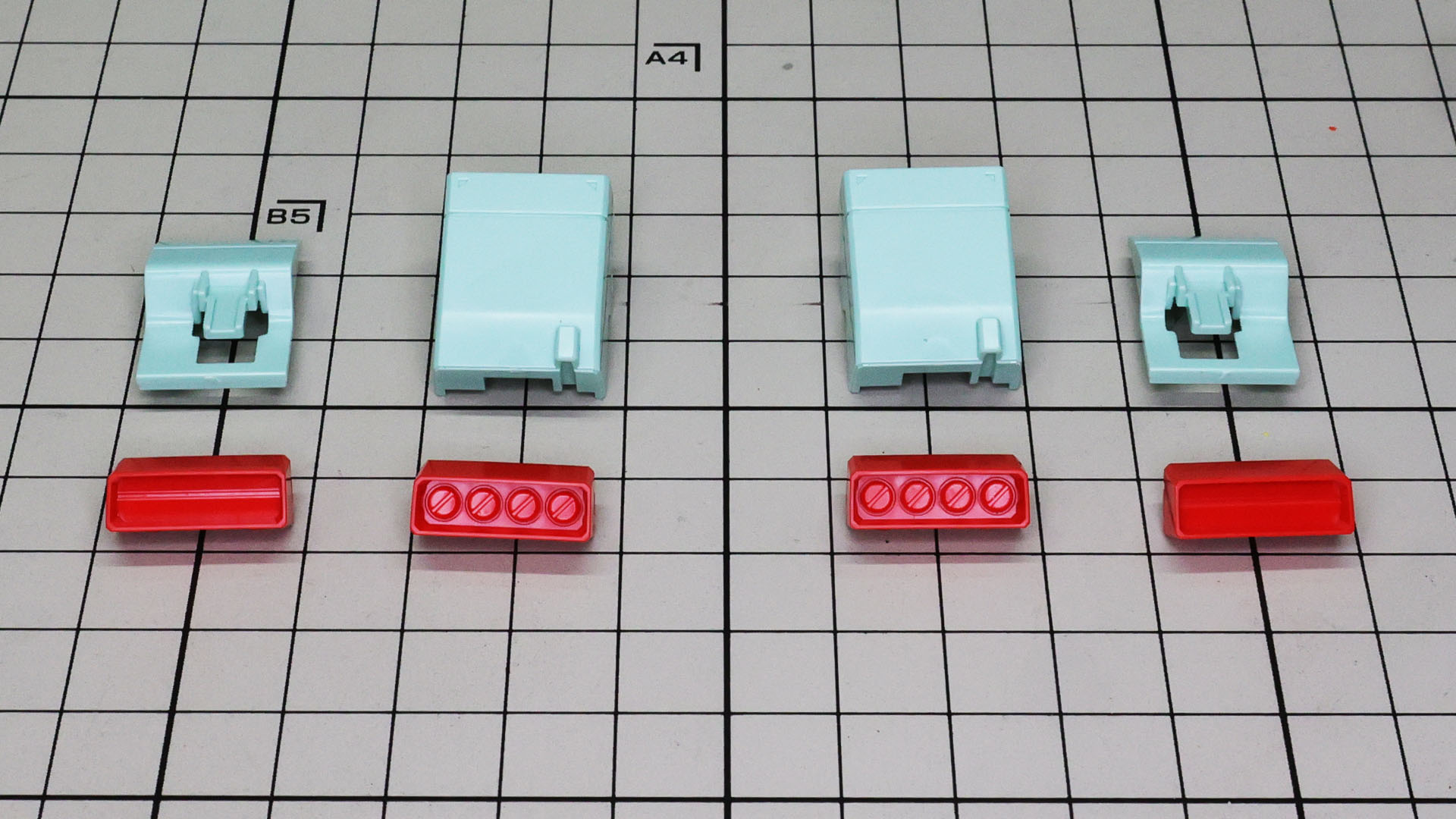肩部のミサイル・ポッドはシャッターの開閉状態を組み換えで再現されます