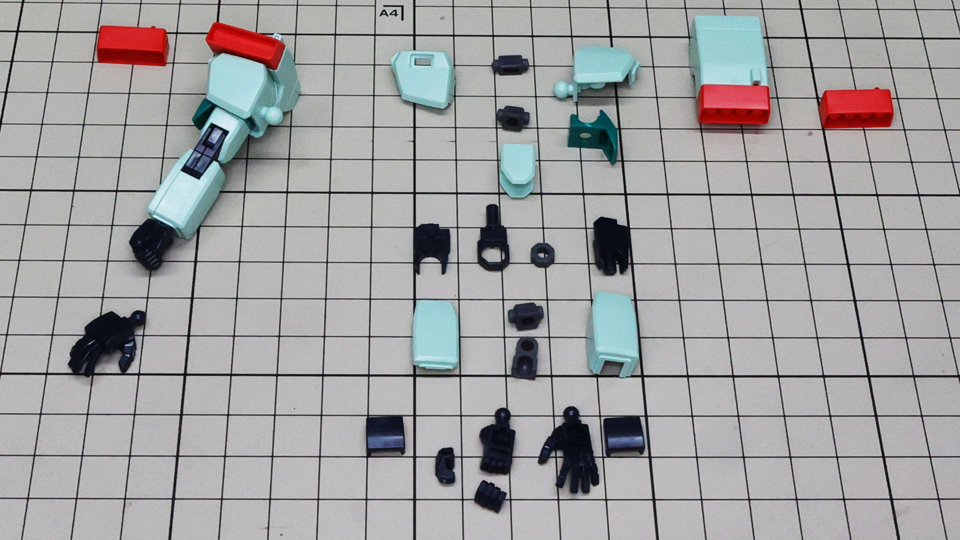 腕部は部分的なフレーム構造とポリパーツをカバーするパーツ構成になっています