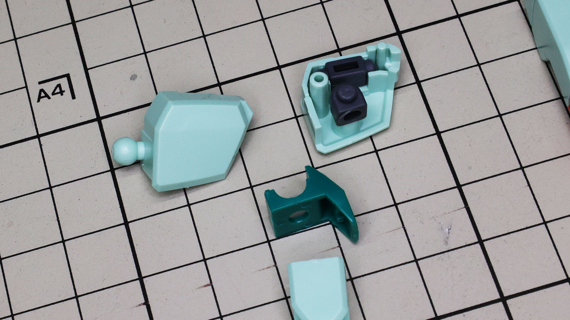 肩部にはミサイル・ポッドを接続するためのポリパーツを組み込みます