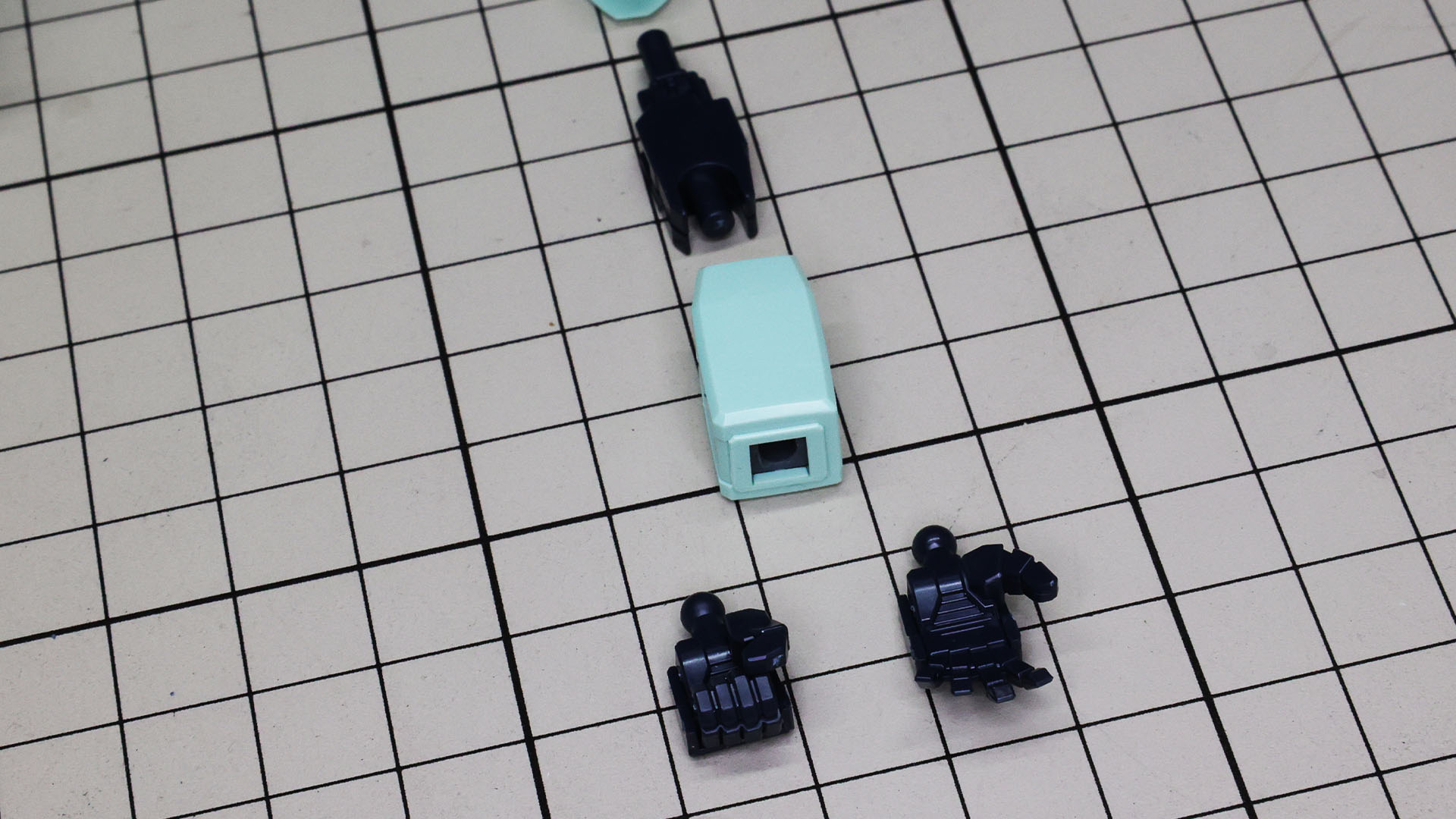 ハンドパーツは平手と親指が独立したリアルな握りこぶしがあります