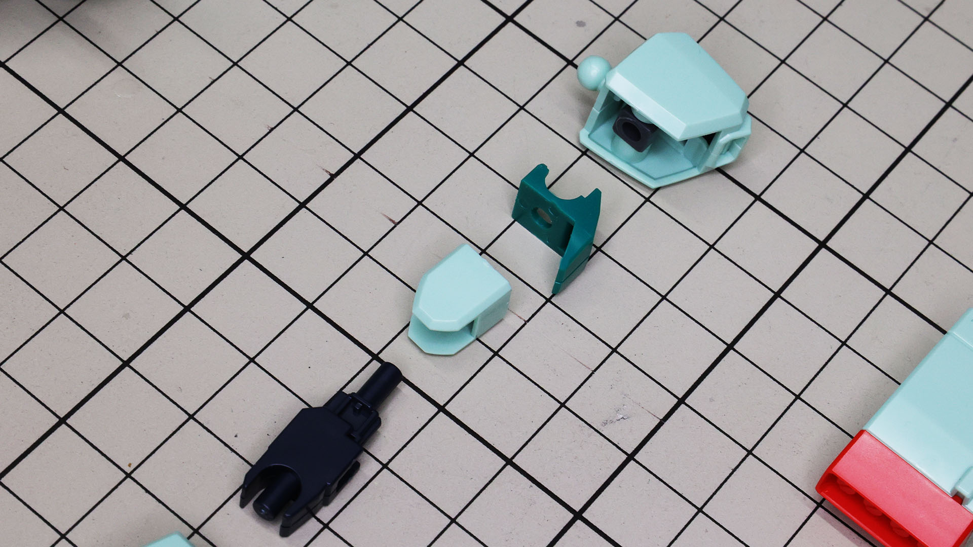 上腕は1パーツの筒状で組み立てやすさを感じられます