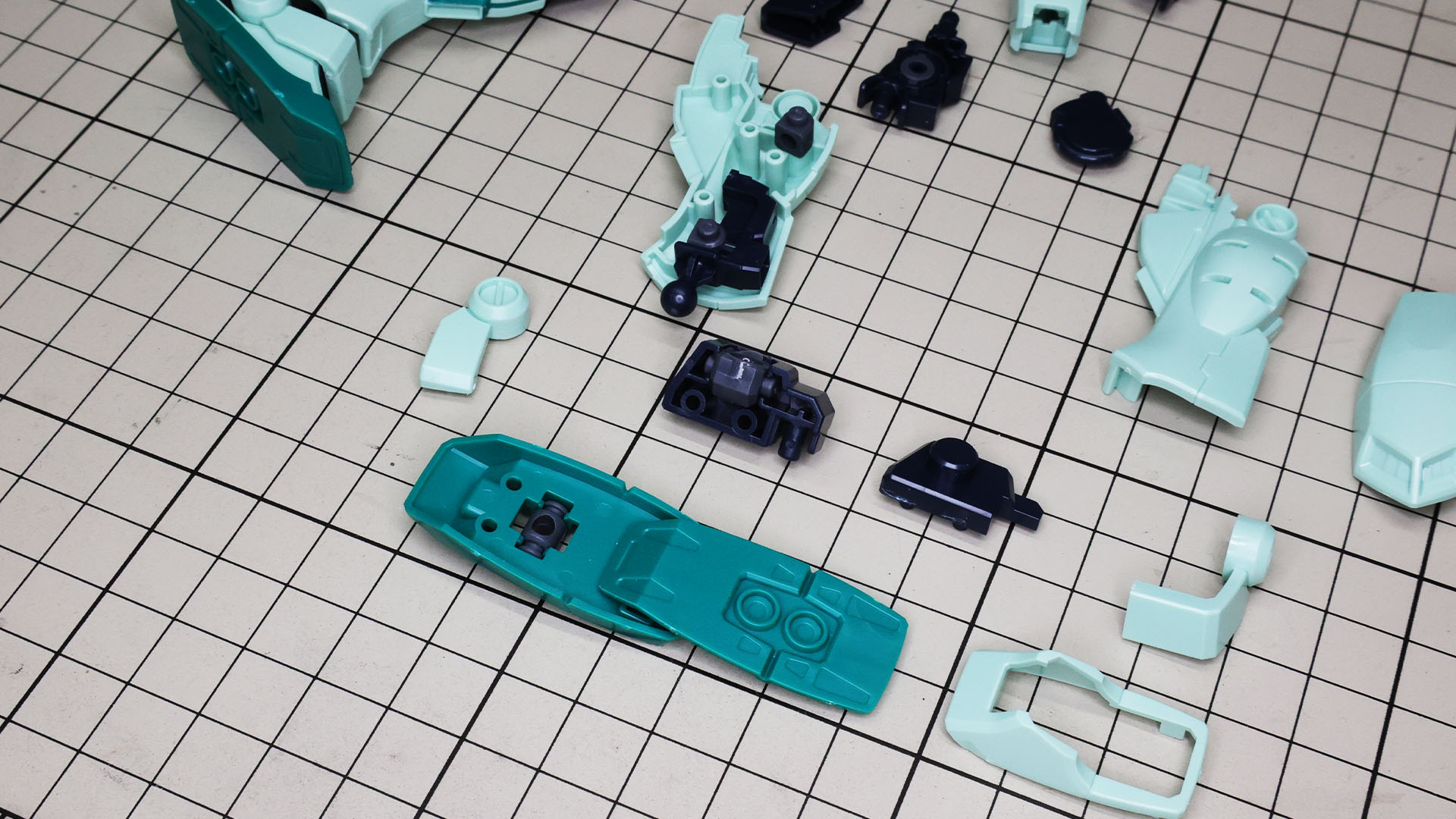 ソールにはつま先可動的ギミックのためのポリパーツを組み込みます