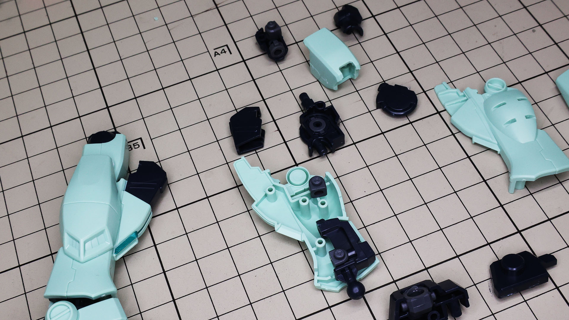 ひざ下のパーツにポリパーツを内包します。脛下のフレーム的ディテールパーツも導入されています