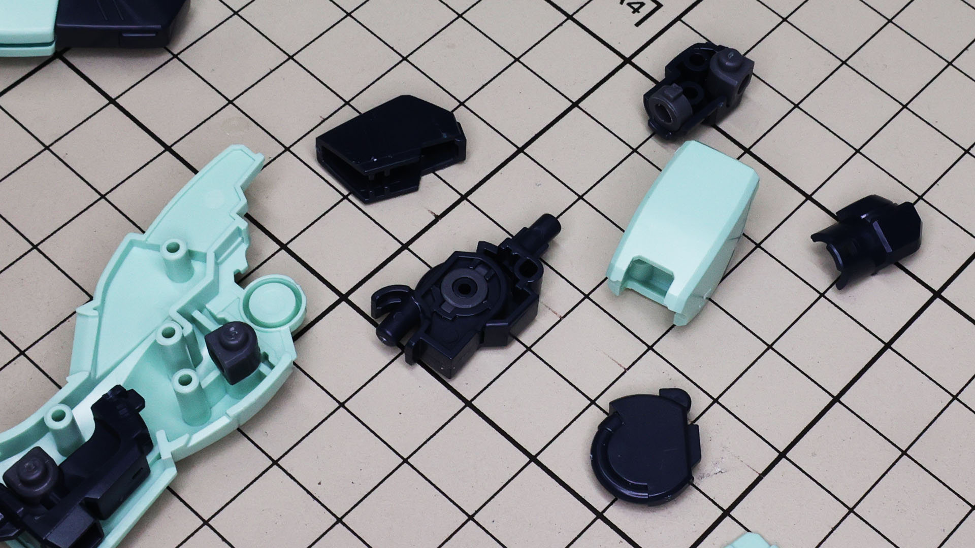 膝関節はパイプディテールなどが入った簡易的なフレーム構造となっています