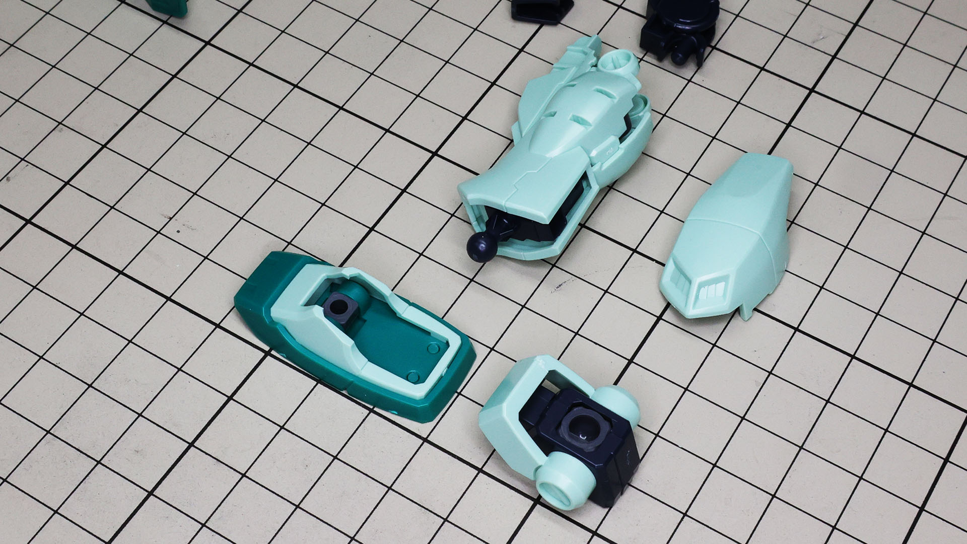 ひざ下とソールは足首パーツで接続、可動性能を上げています