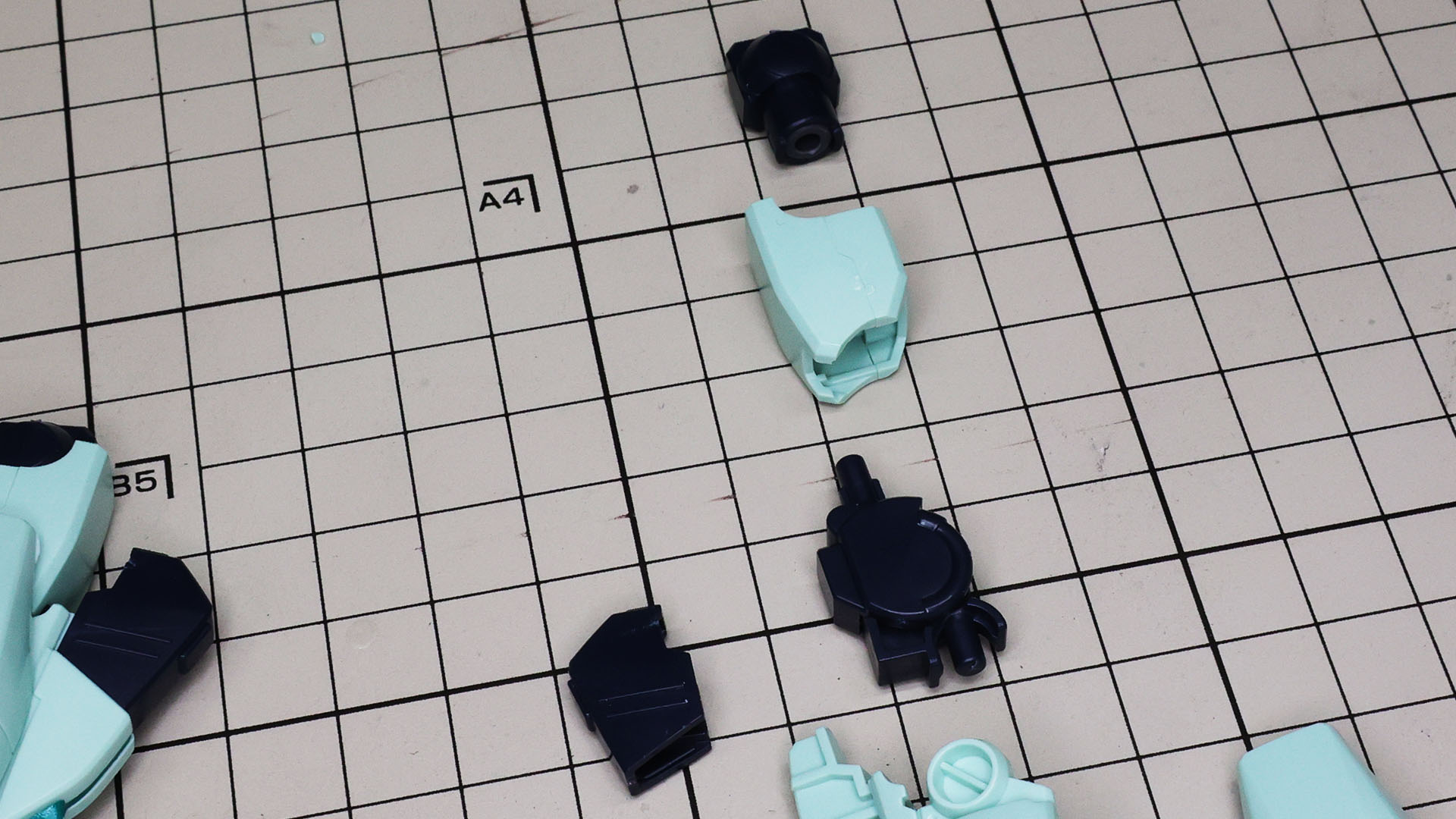 股関節部と膝関節でフレーム的な構造となり、大腿部を挟む構造です