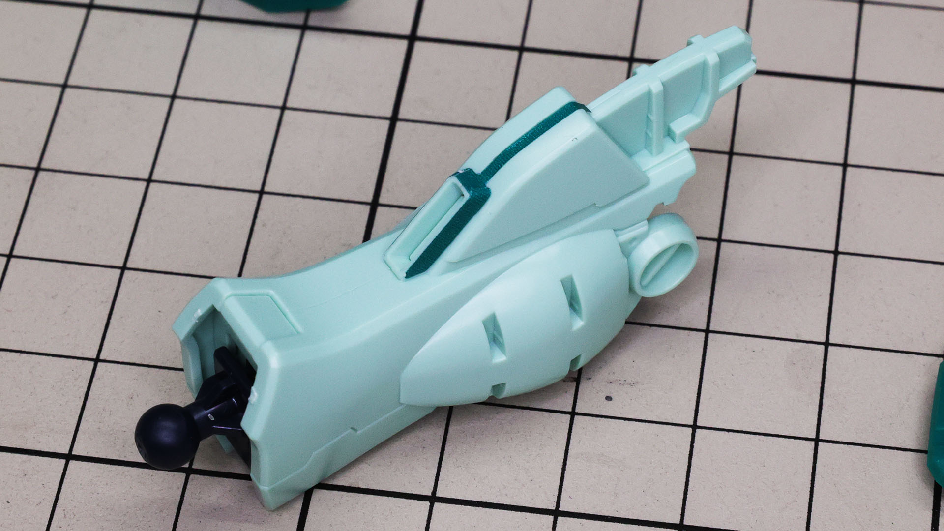 ひざ下はシールでスラスターをカラーリングします