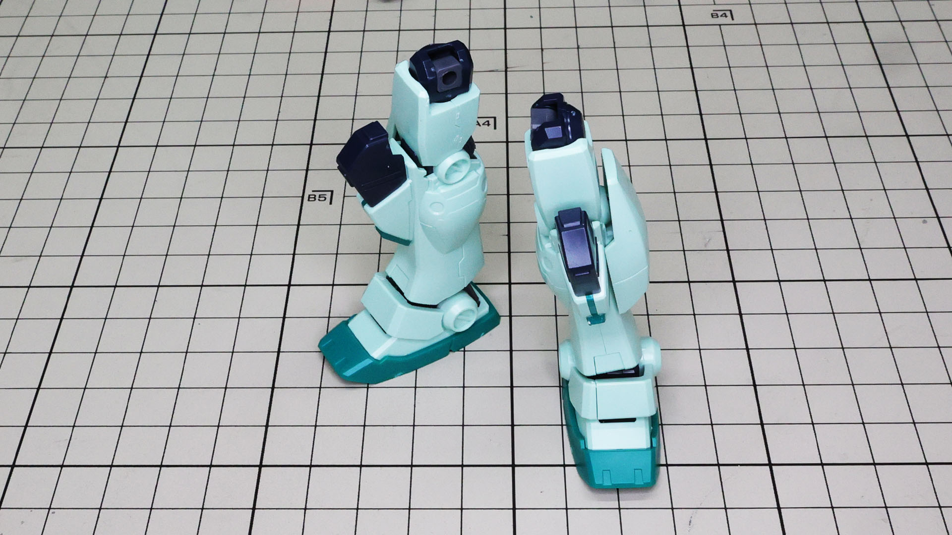 ひざの装備とふくらはぎ外側部に追加スラスターを組付ければ脚部完成