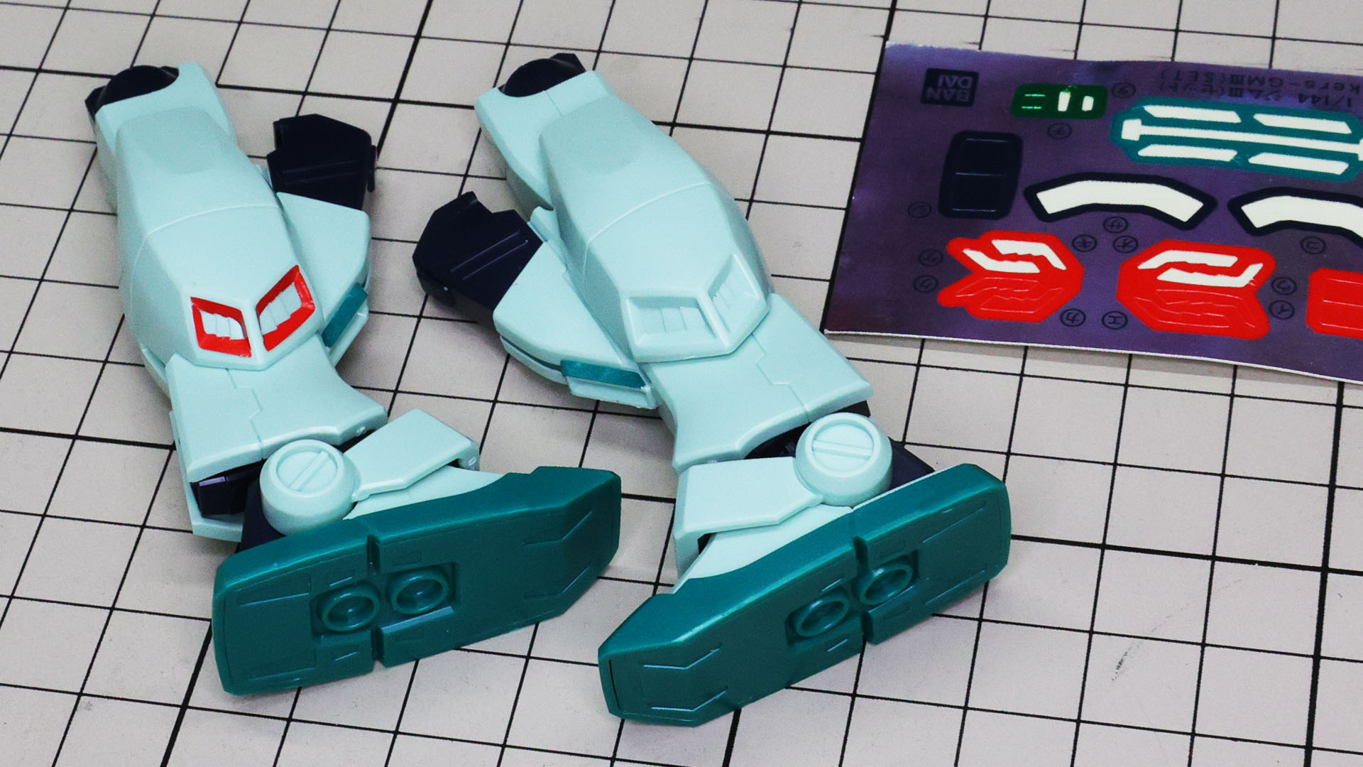 追加スラスター部にシールでのカラーリングを行います