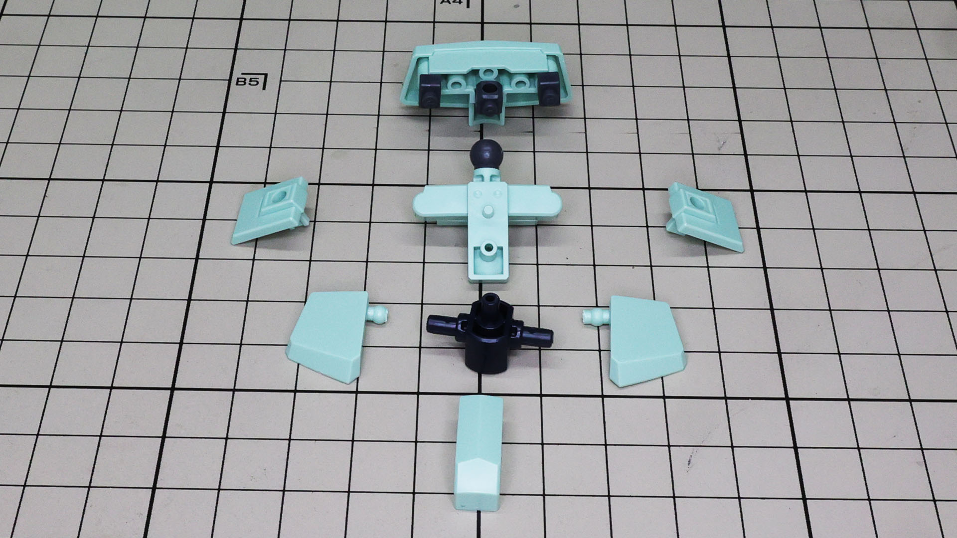 リア装甲部に左右装甲用、中央に股関節用のポリパーツを組み込みます