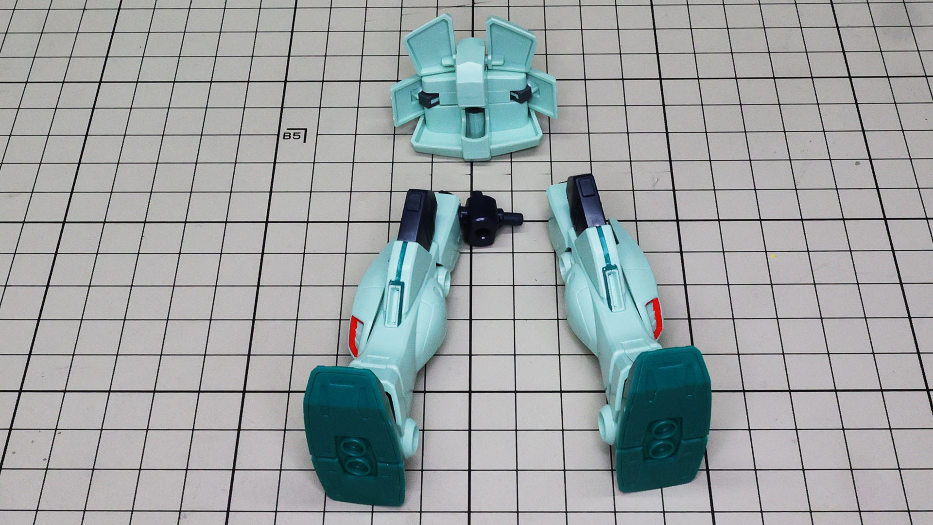 脚部を股関節にドッキングして腰部本体へ接続します