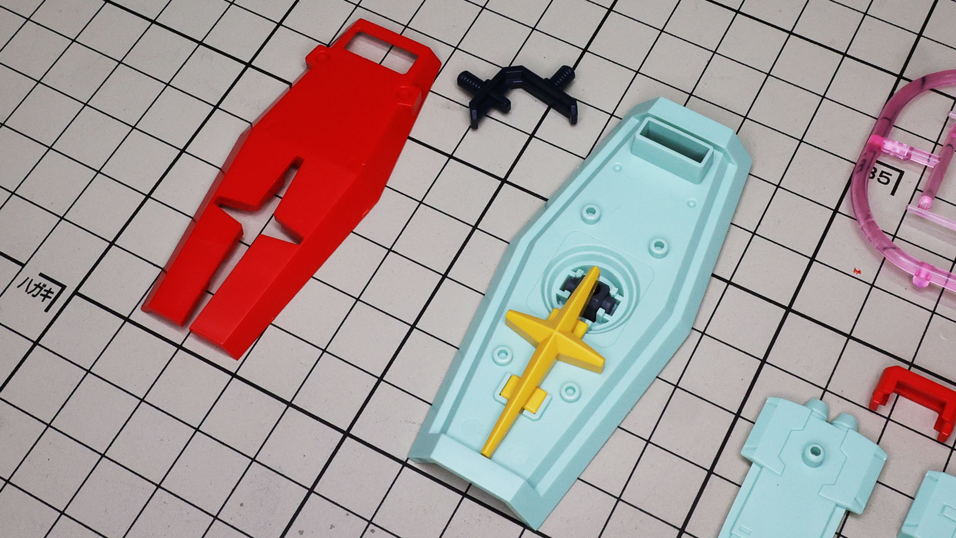 イエローの連邦軍エンブレムでポリパーツを押さえる構造