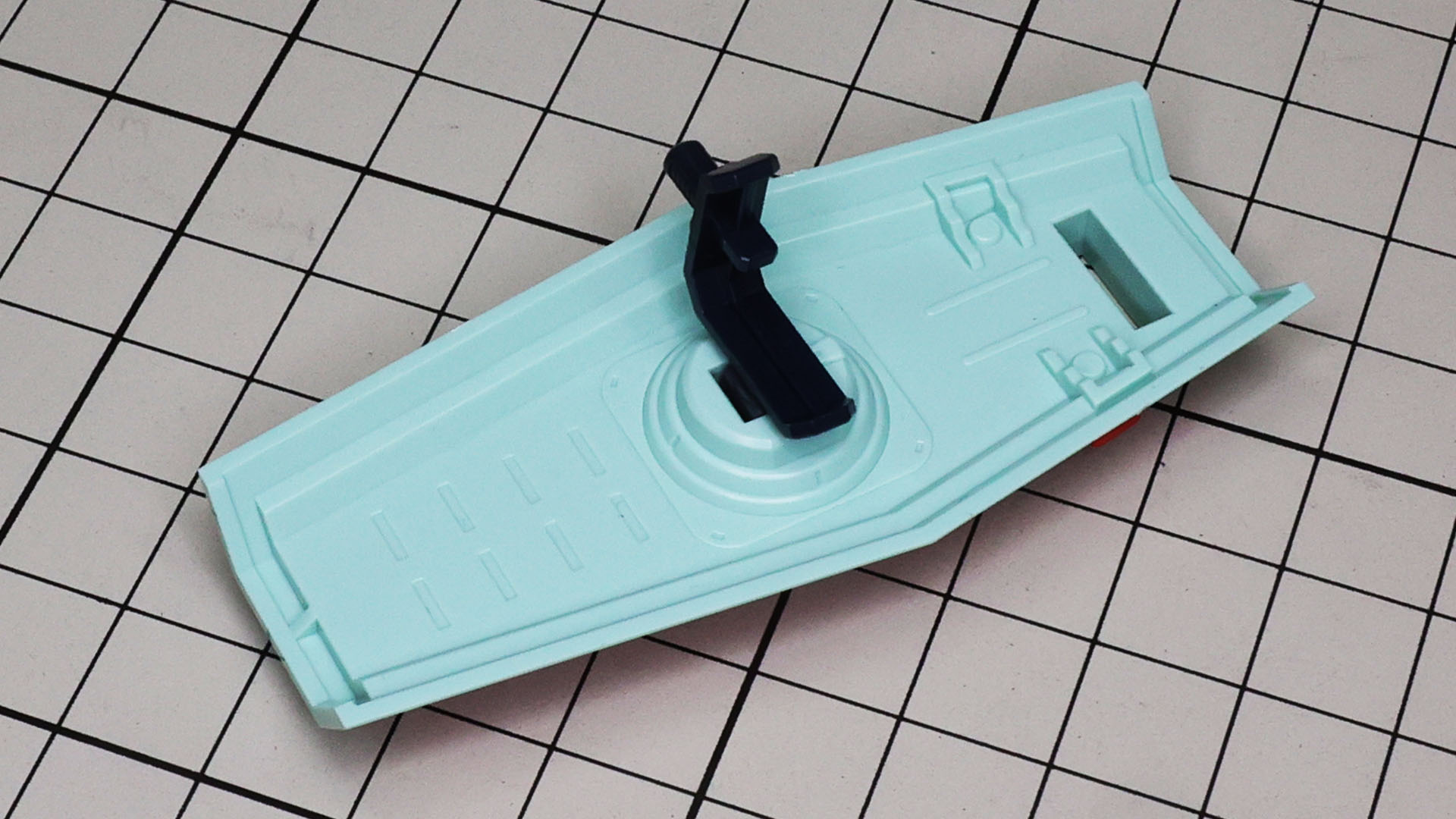 大型ミサイル・ポッドは片側3パーツ構成