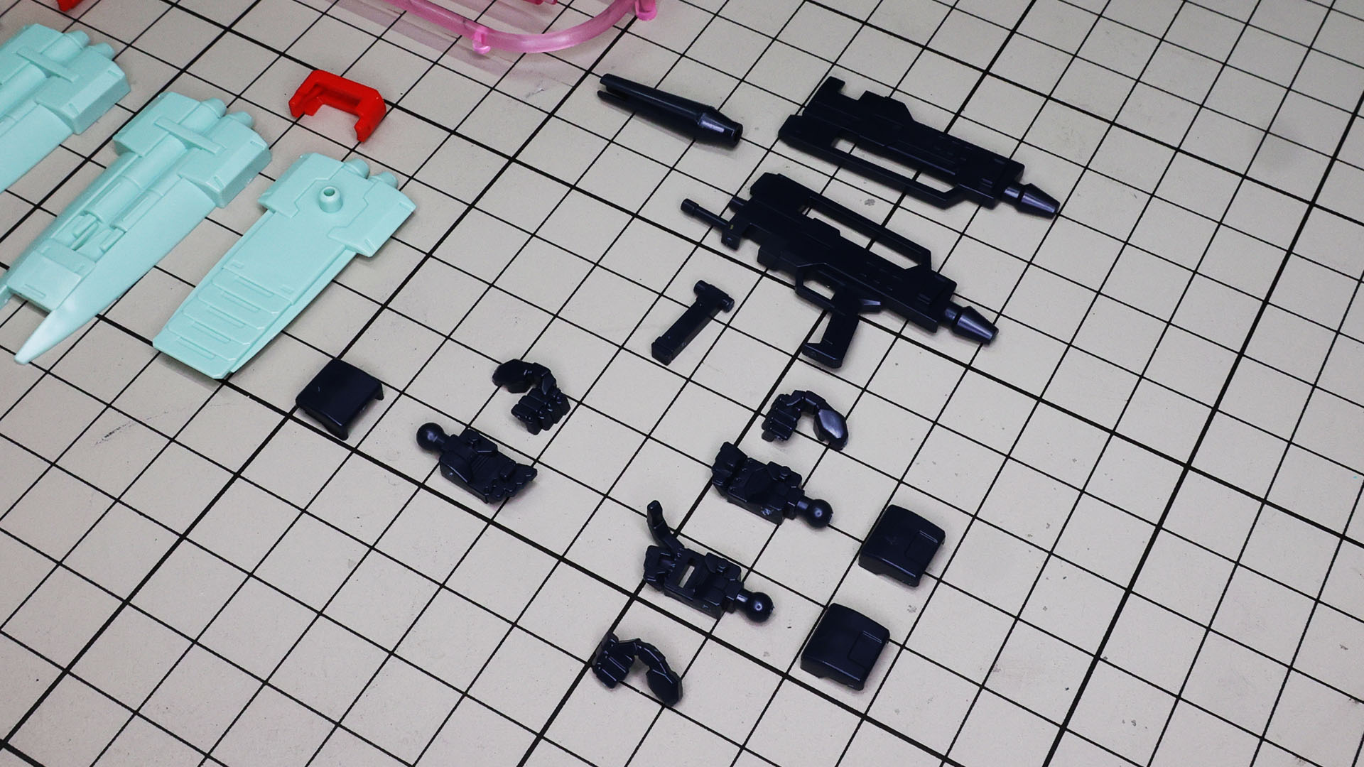 ビーム・ライフルはフォアグリップを備えた強化型。設定ではジムII用と形状はほぼ同じながら若干のパワーアップがされているとのこと