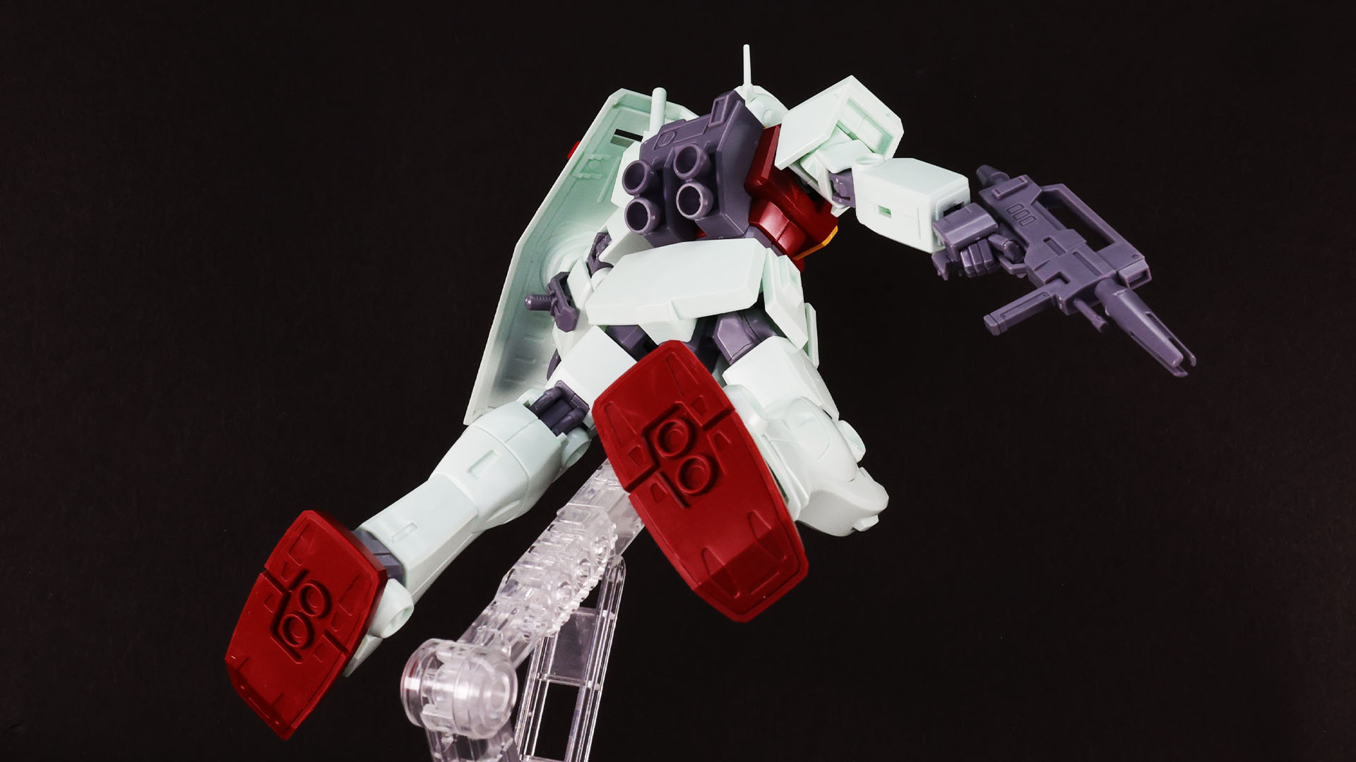 ジム同様、左側にビーム・サーベルを持つ