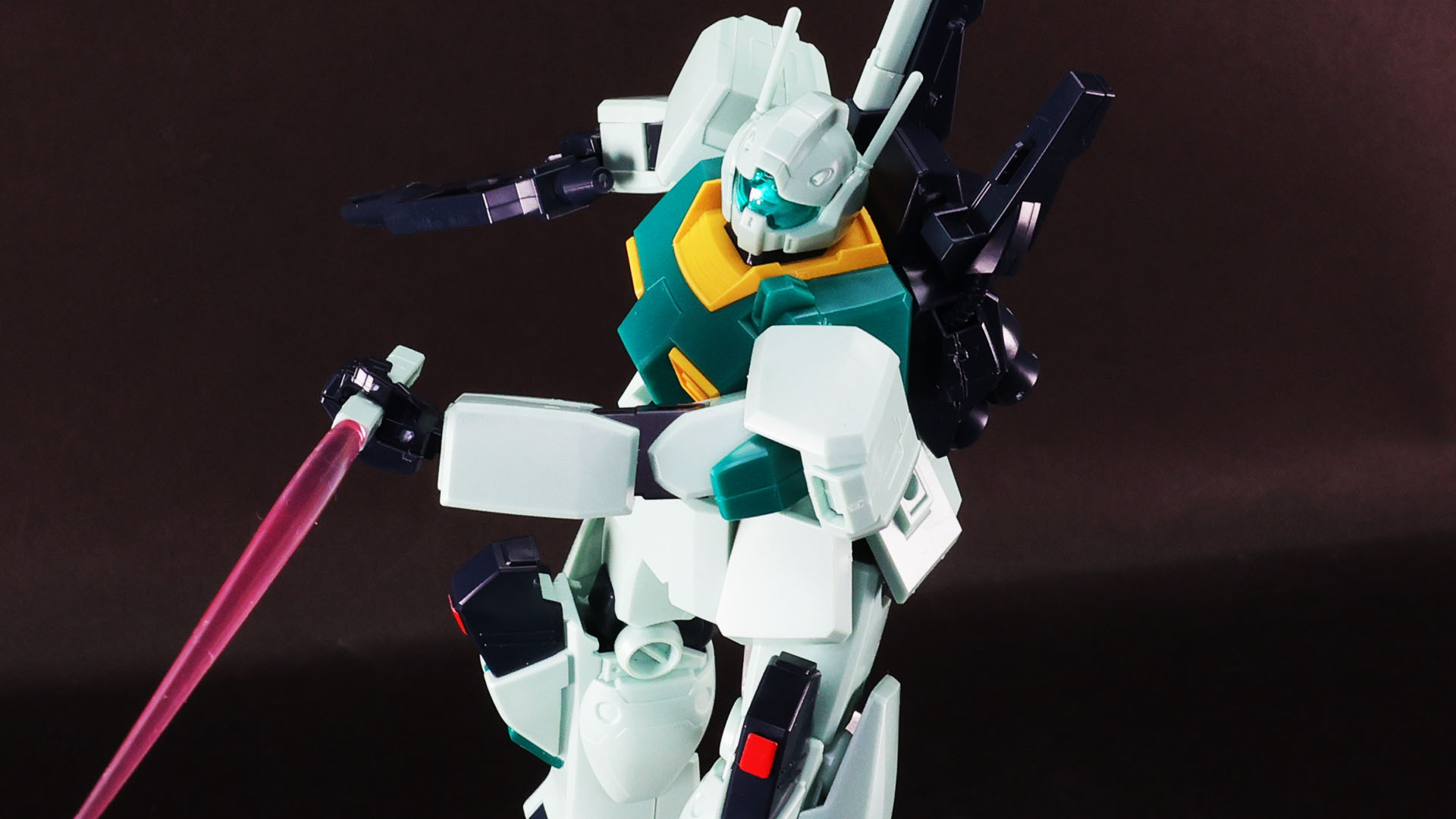 肩部ミサイル・ポッドをパージして重量からくる慣性に対応する