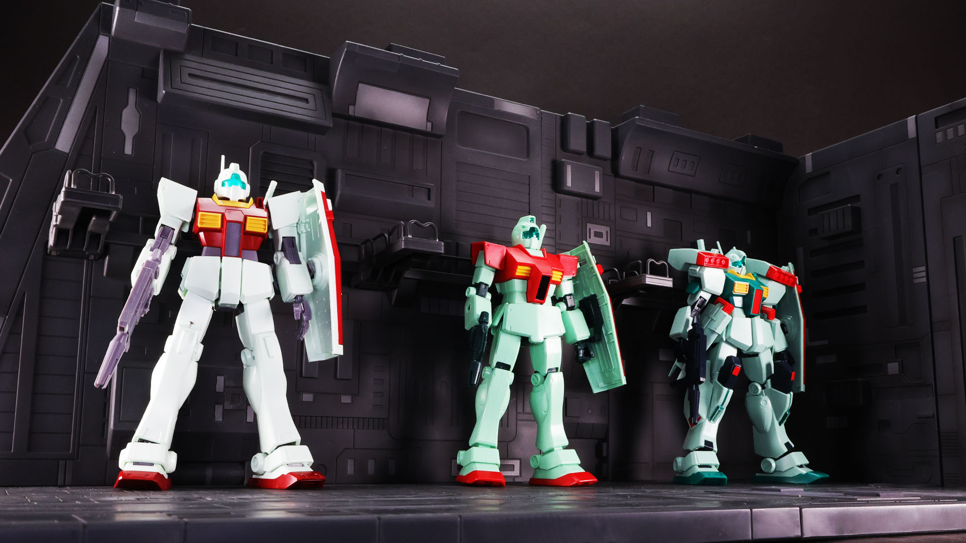 ここからファンはモビルスーツの足元に入って写真を撮るチャンス！