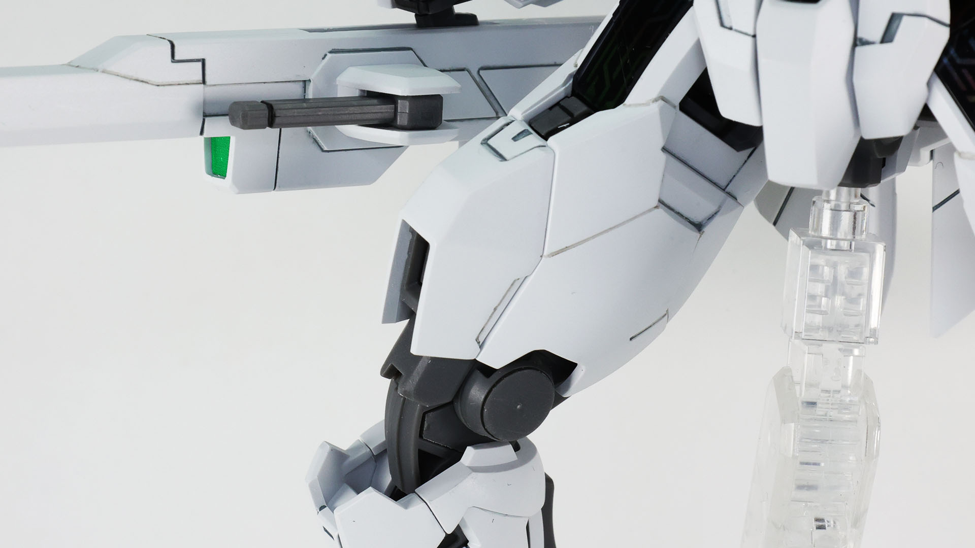 ガンダムルブリスやエアリアルと同系統の意匠の脚部