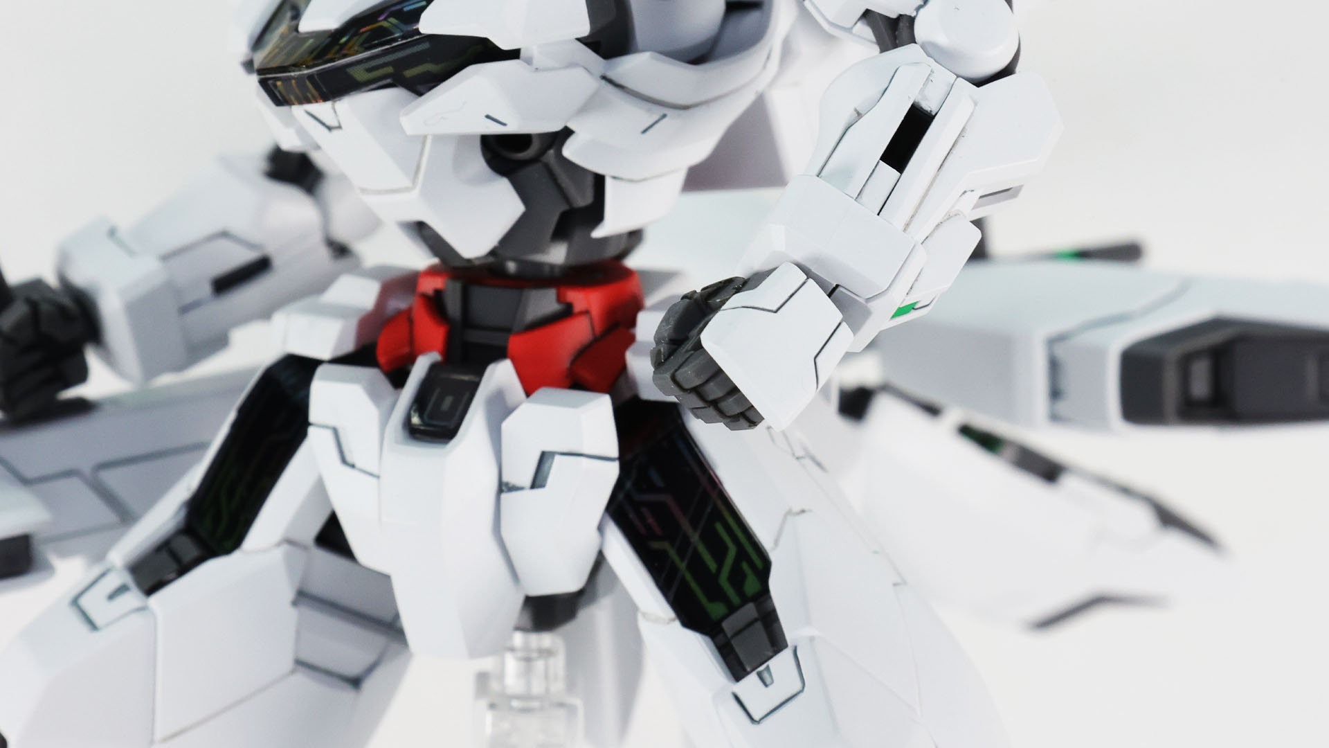 大腿部上部にはシェルユニットが備わる