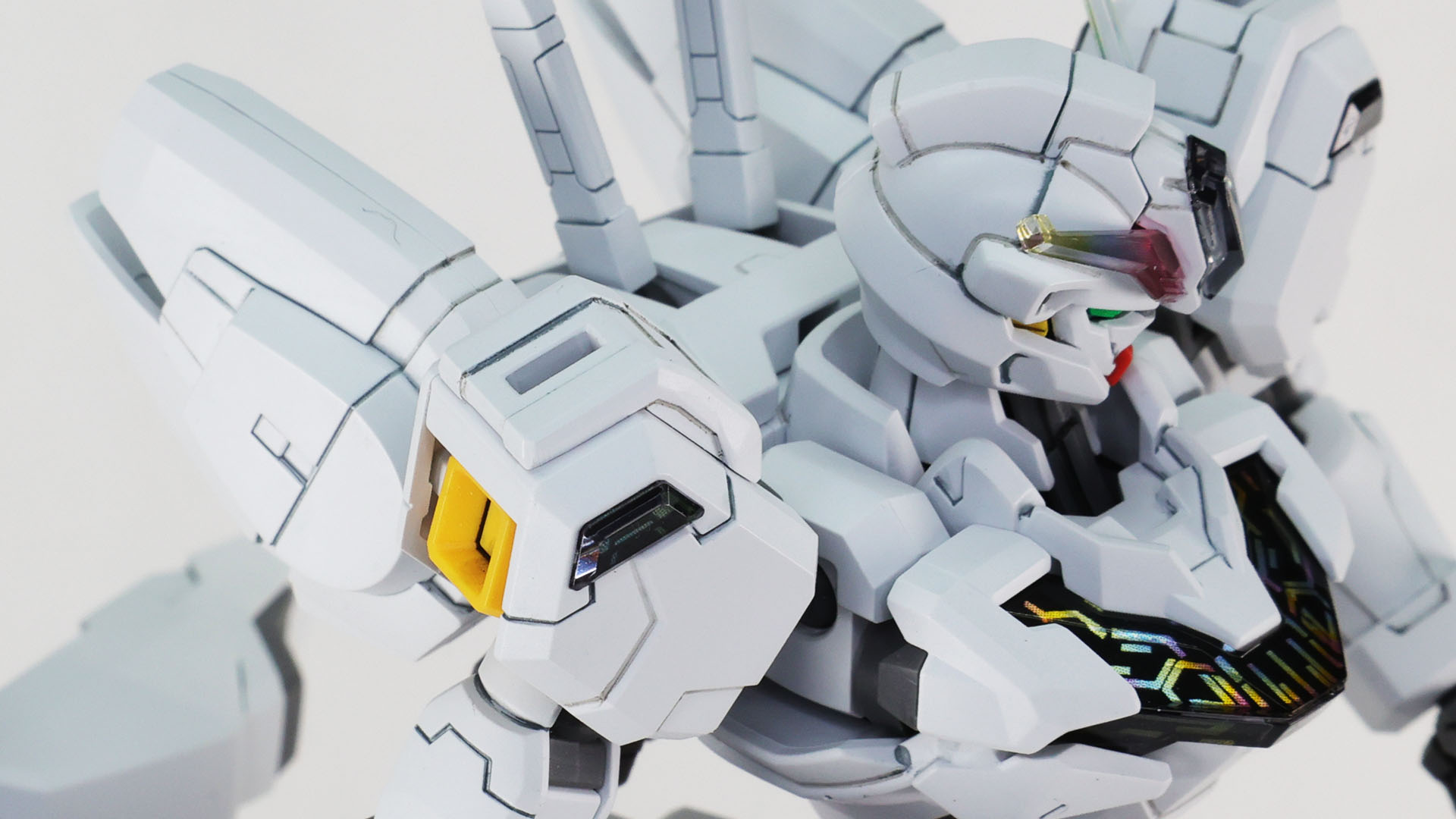 複雑な面が重なり合うボディ