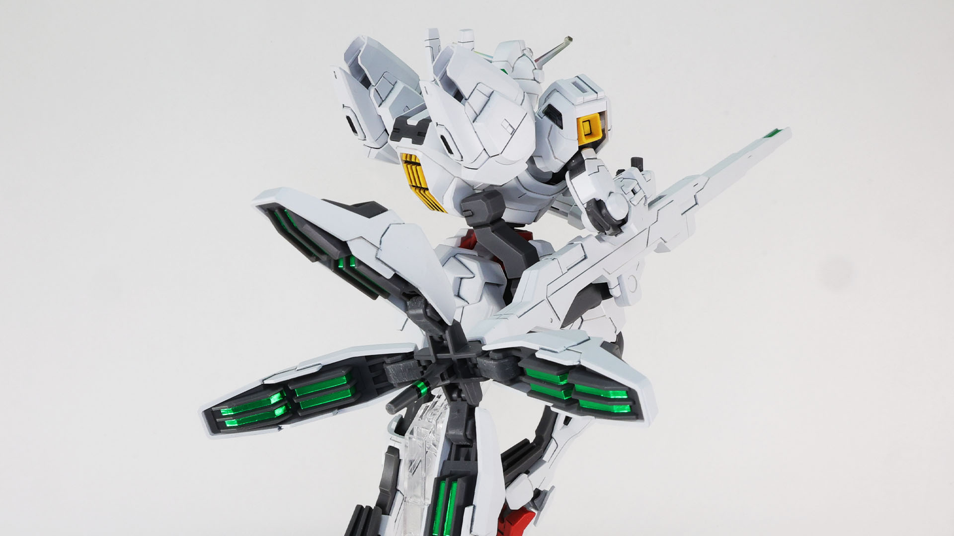 スラスターは2軸の関節になっていてポージングの時に様々な表情付けに寄与します