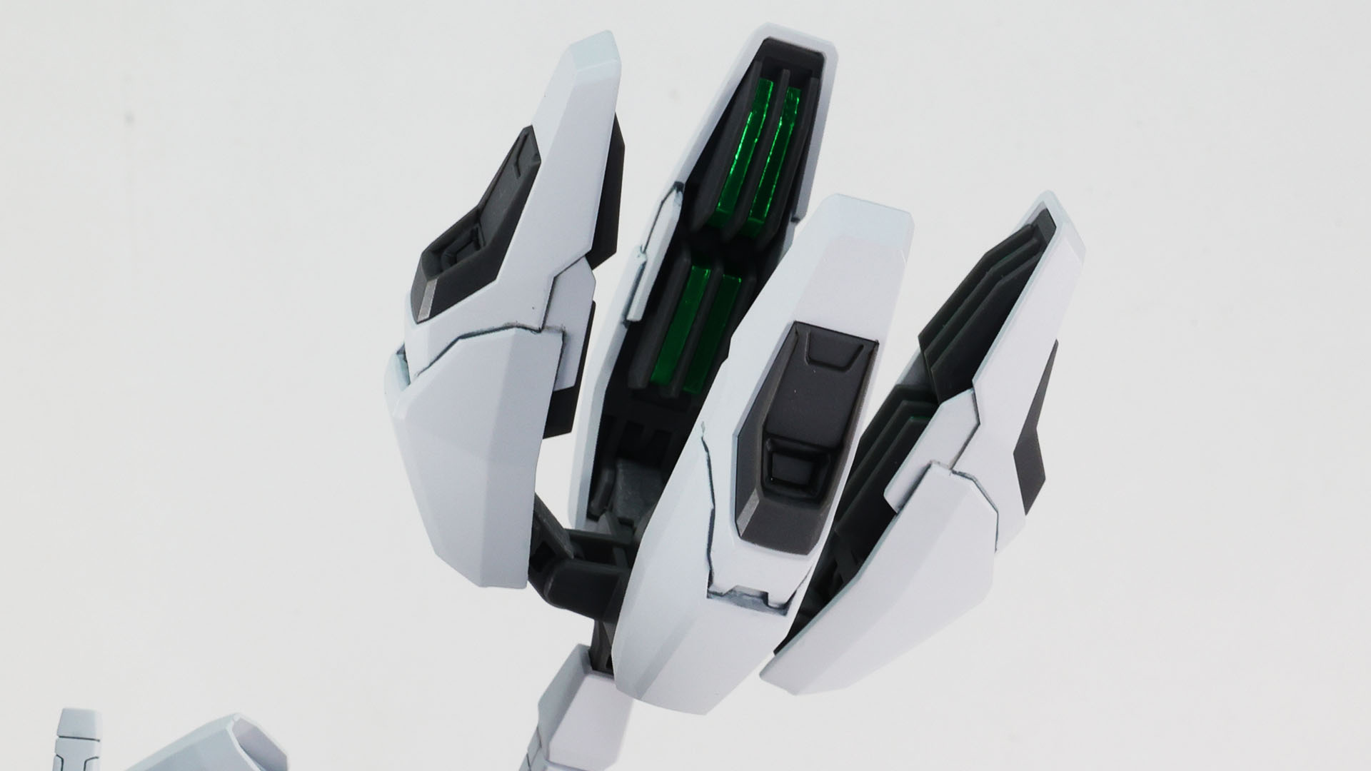 スラスターは2軸の関節になっていてポージングの時に様々な表情付けに寄与します