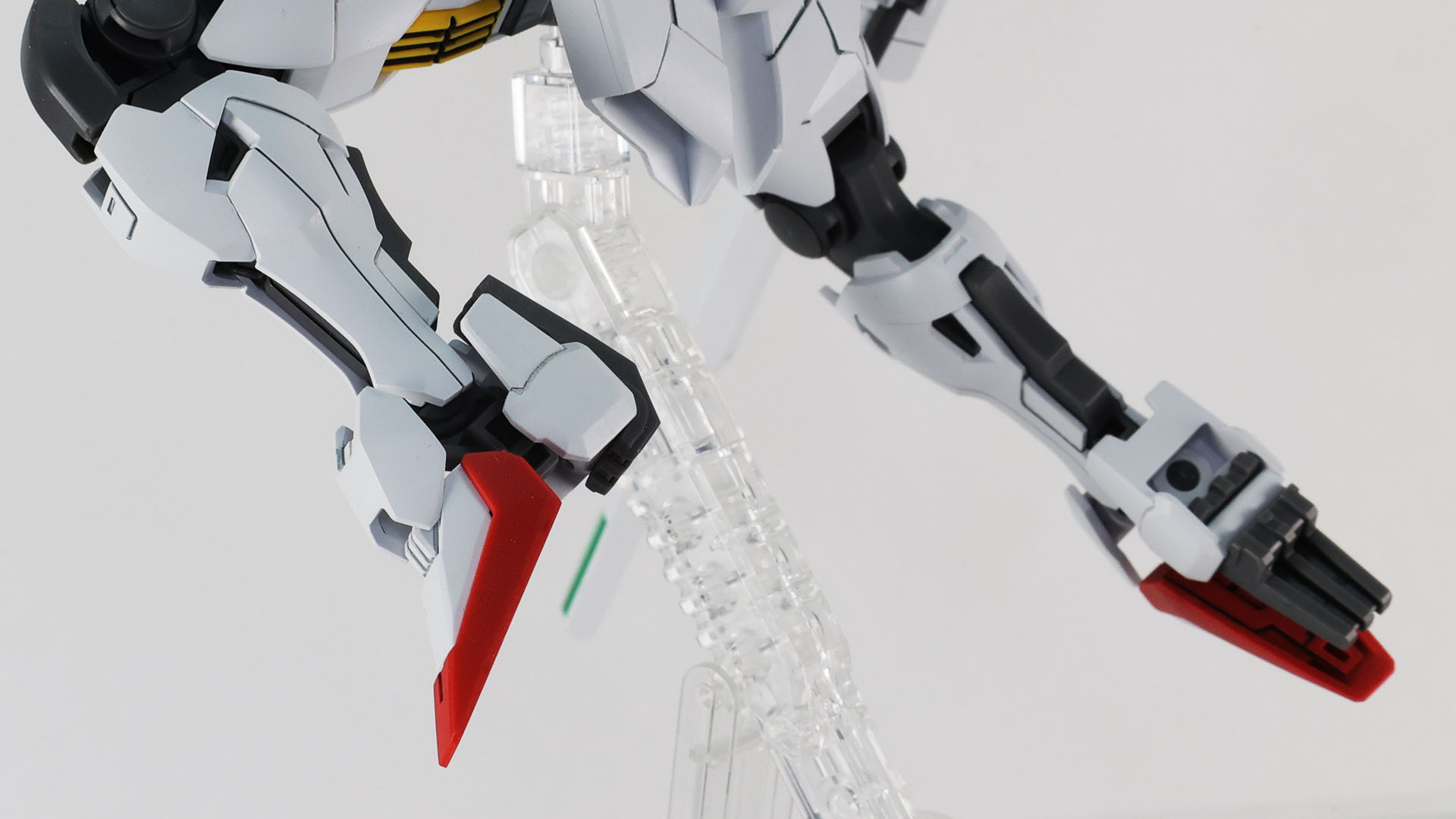 左脚が通常状態、右脚がハイマニューバモードの脚部