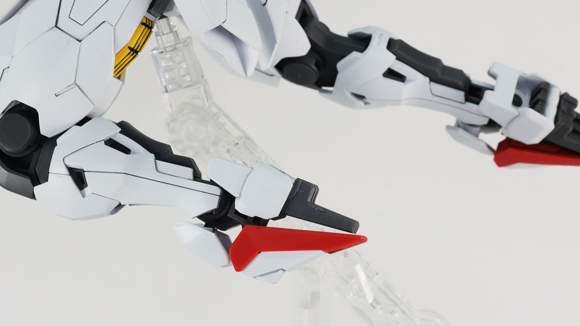 変形することで高速機動がイメージできる脚部になります