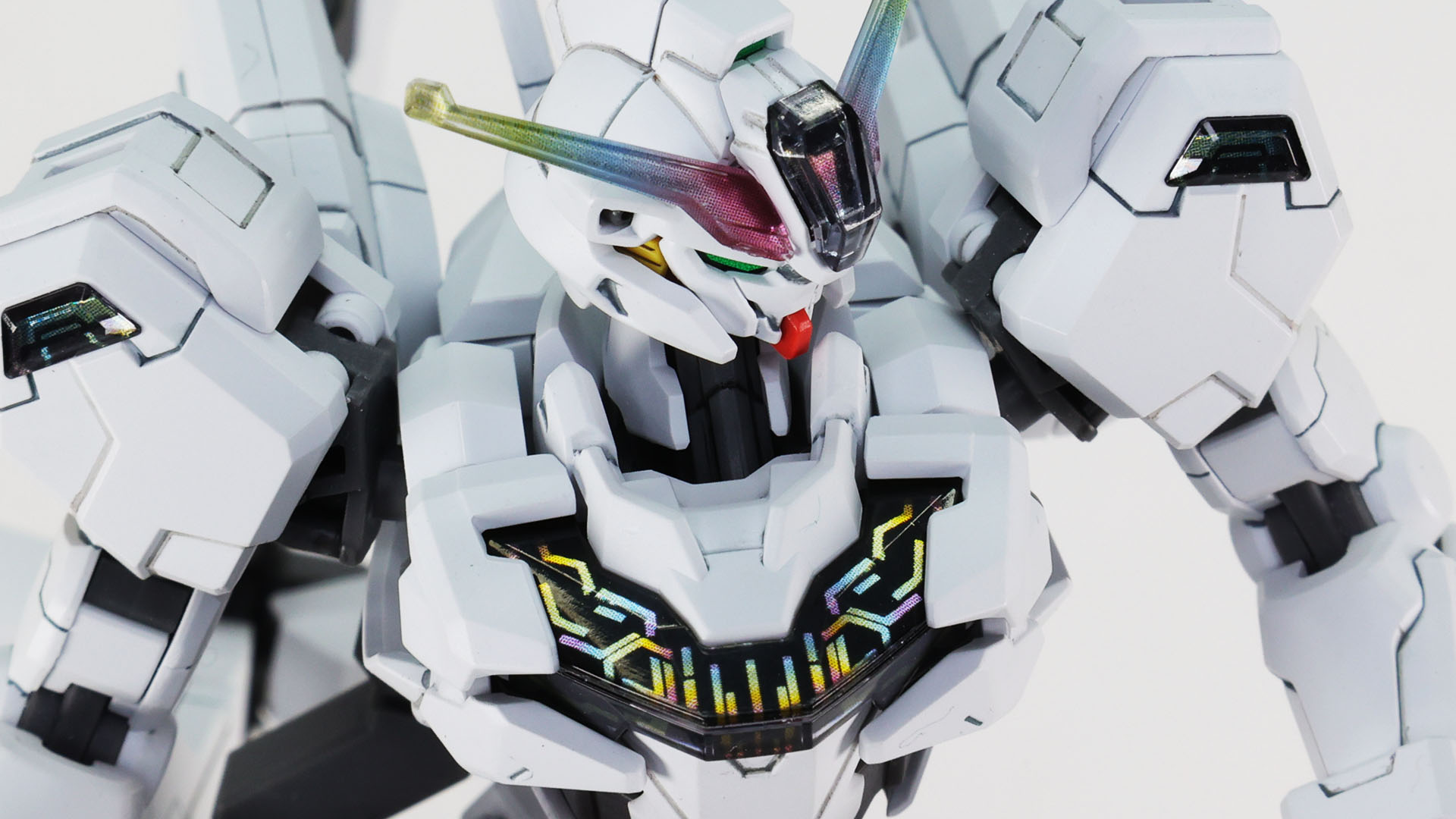 胸部の虹色のシェルユニットとブレードアンテナが虹色なのに注目です