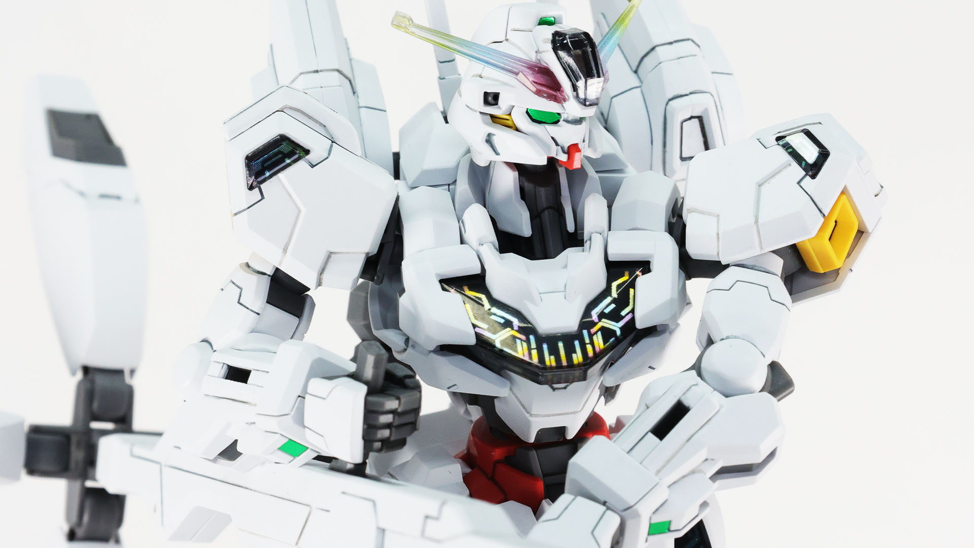 角度を変えると色味が変わるシェルユニットが美しい！