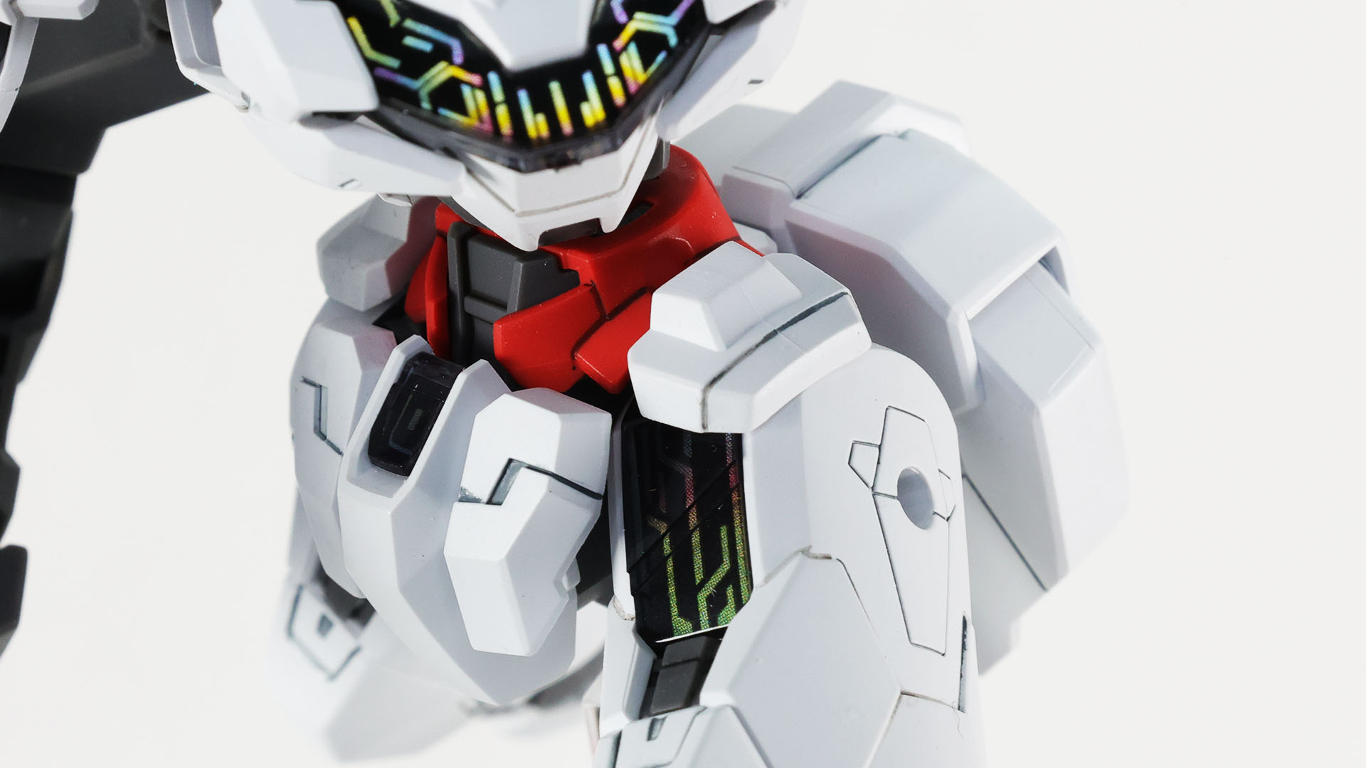 大腿部の上部にあるシェルユニット（シール再現）は大腿部前と後ろにあります