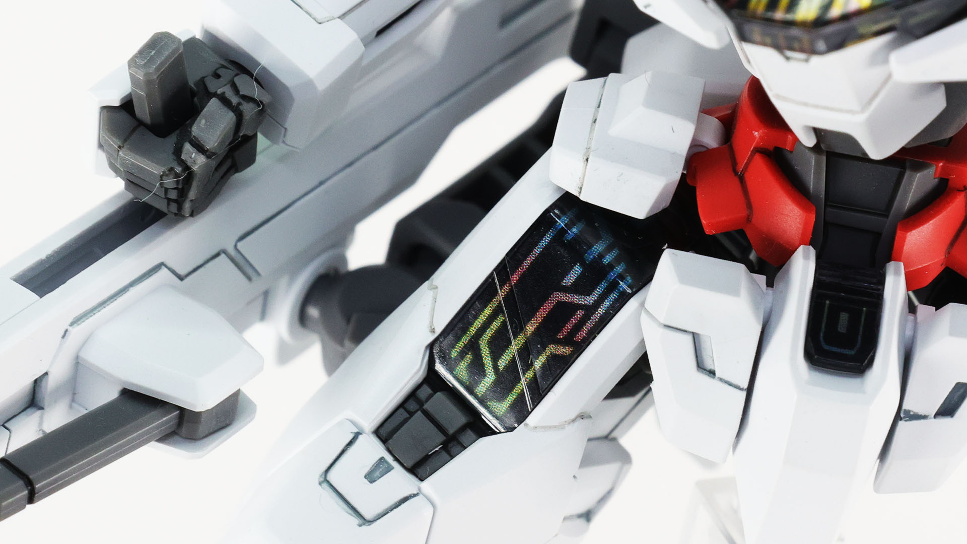 胸部のシェルユニットのインサート成型品とシールによる立体構成はぜひ見ていただきたいところです