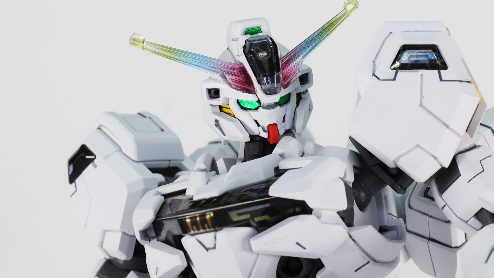 胸部のシェルユニットのインサート成型品とシールによる立体構成はぜひ見ていただきたいところです