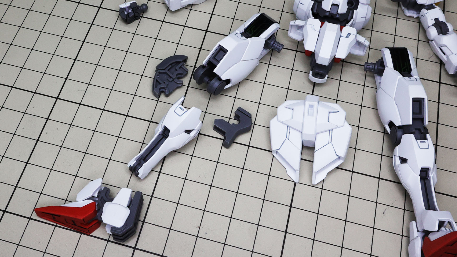 水星の魔女HGシリーズのガンダムタイプの多くに共通する脚部の関節構造です