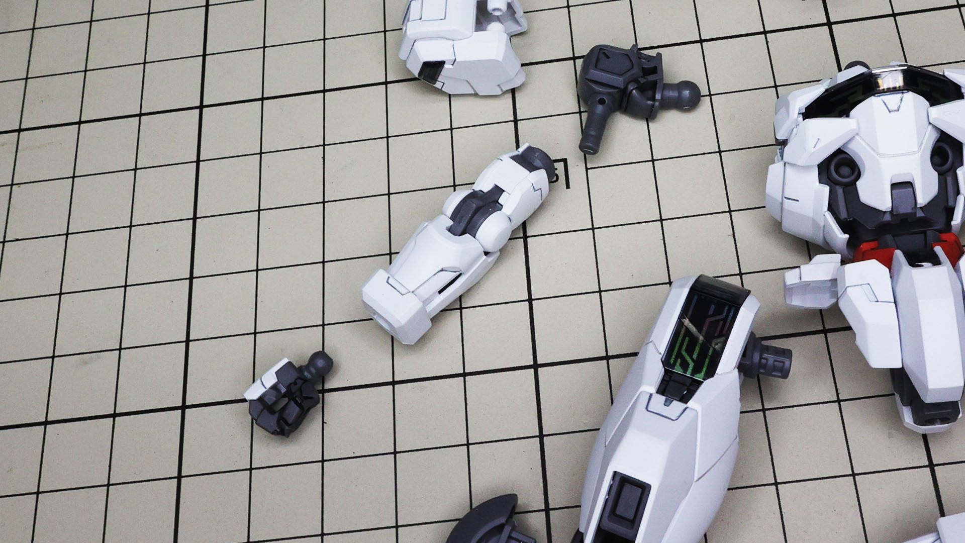 肘は後はめ式ではありませんが、簡易フレーム構造になっています