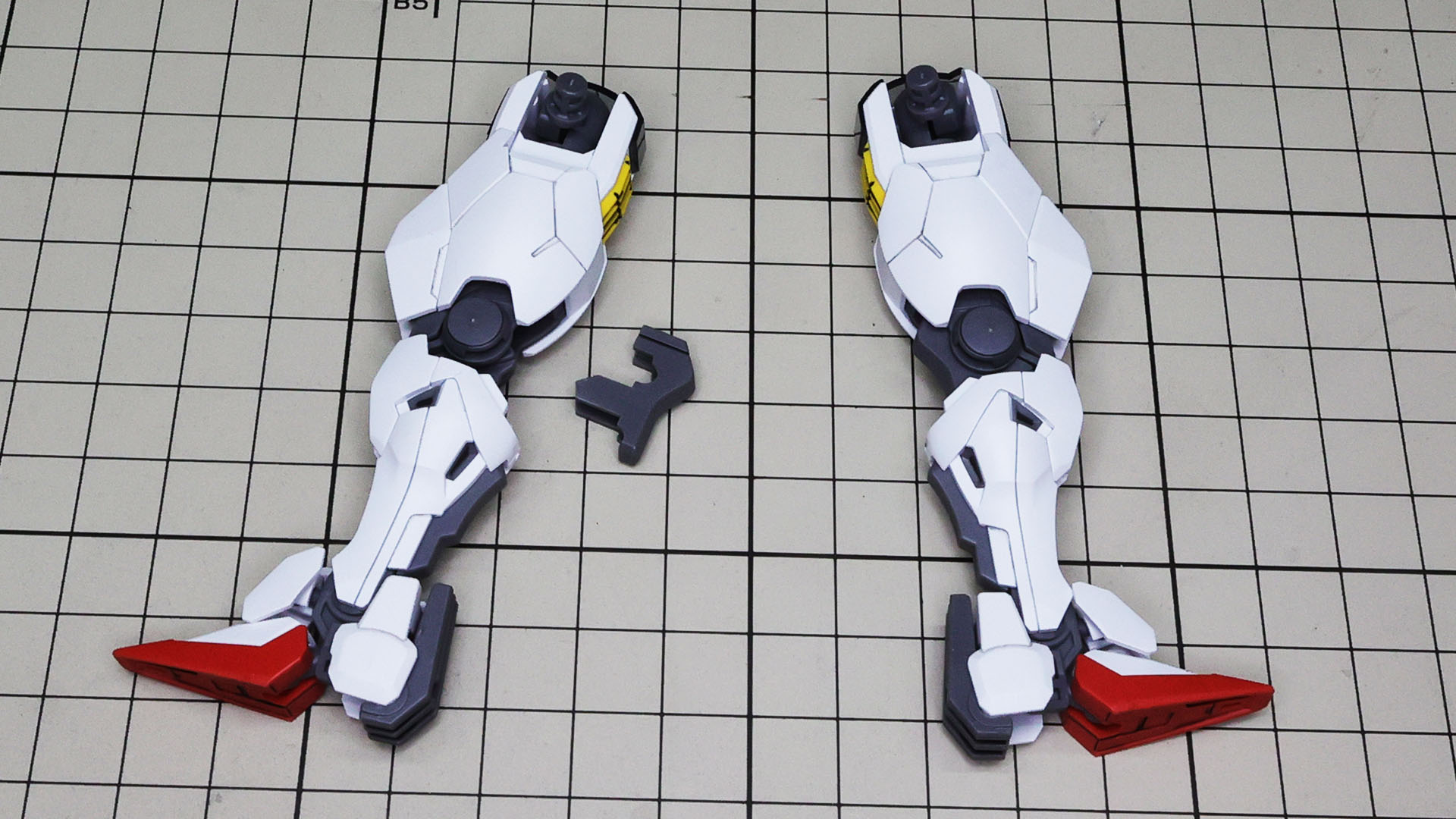 膝関節は後はめ式で大腿部と脛下をドッキングし、裏からカバーします