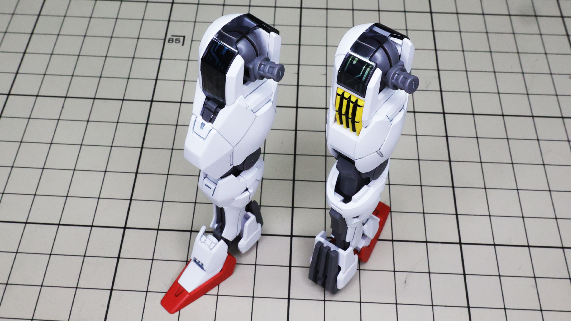 大腿部上面も大きくクリアーパーツで覆われます。その下にはシールでのシェルユニット再現があります