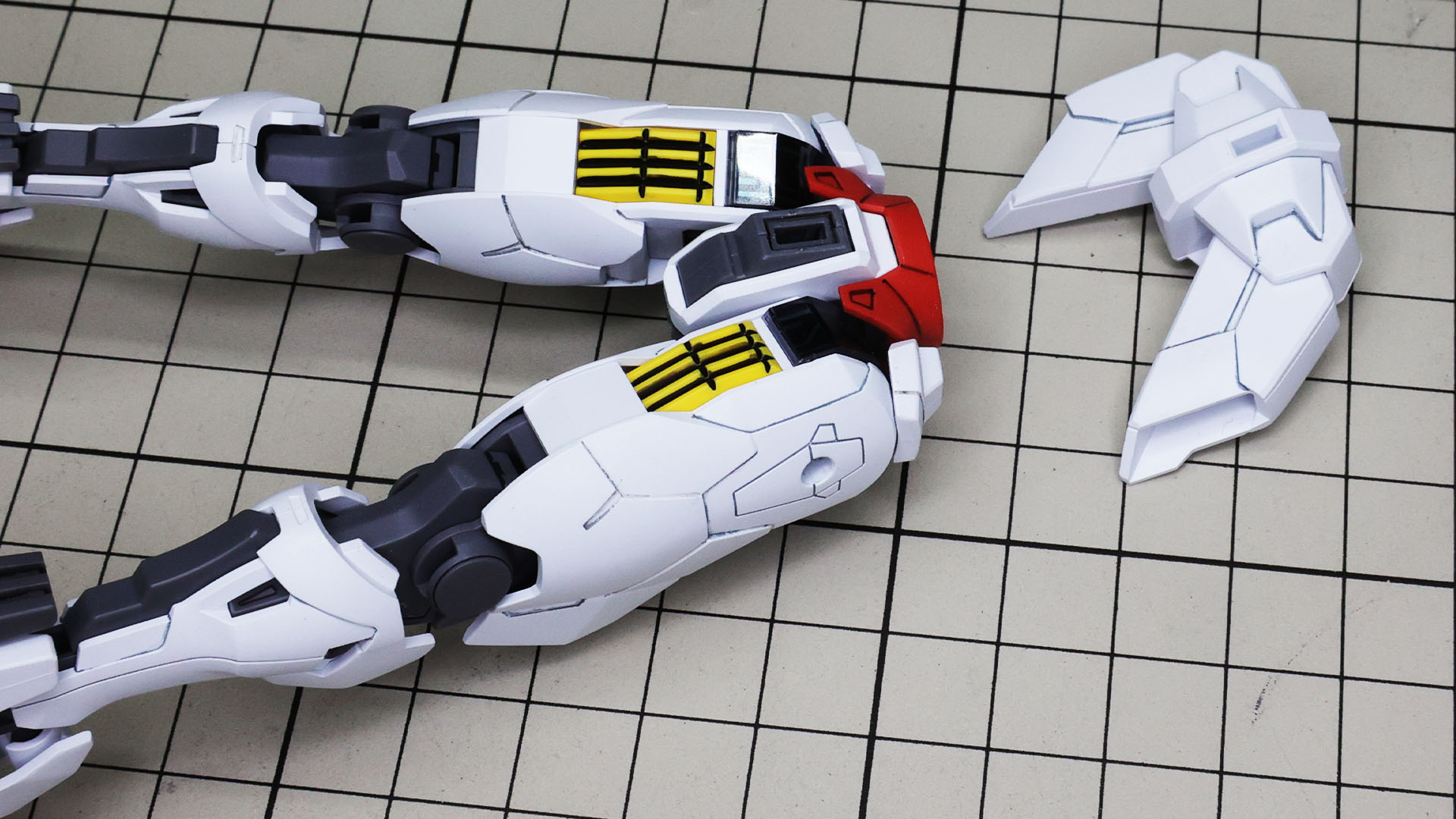 リアアーマーは左右に展開する機構があります