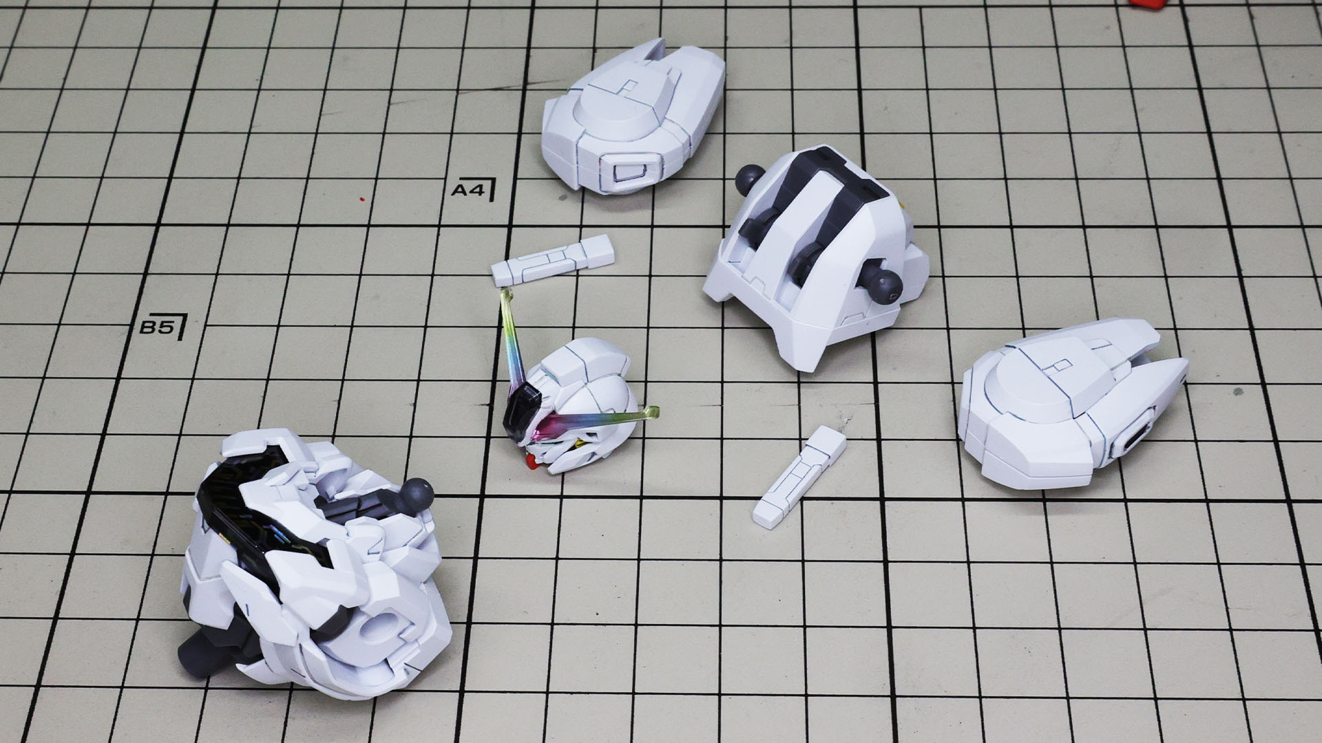 胸部の複雑な面取りと頭部、結構な厚みがあるバックパック