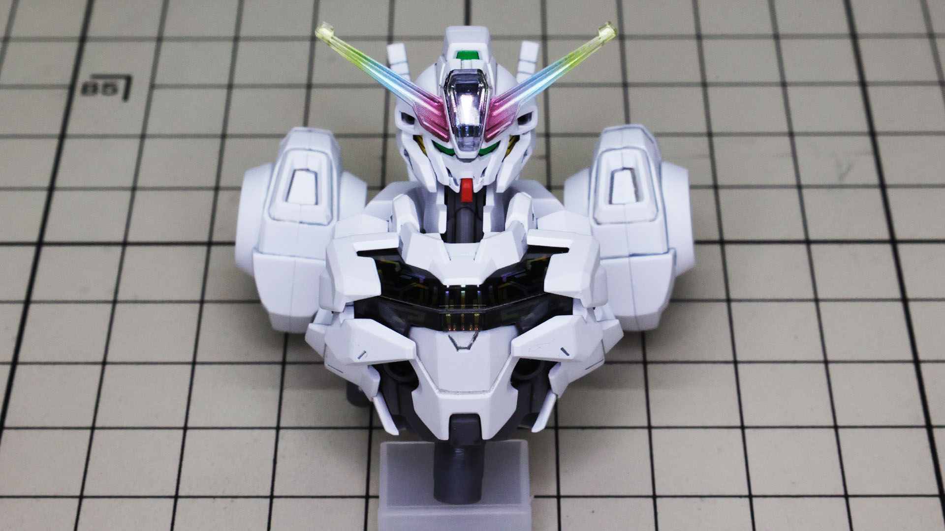 虹色のブレードアンテナを持つ頭部！