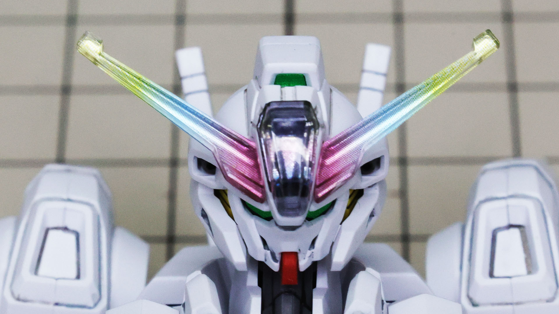 虹色のブレードアンテナを持つ頭部！