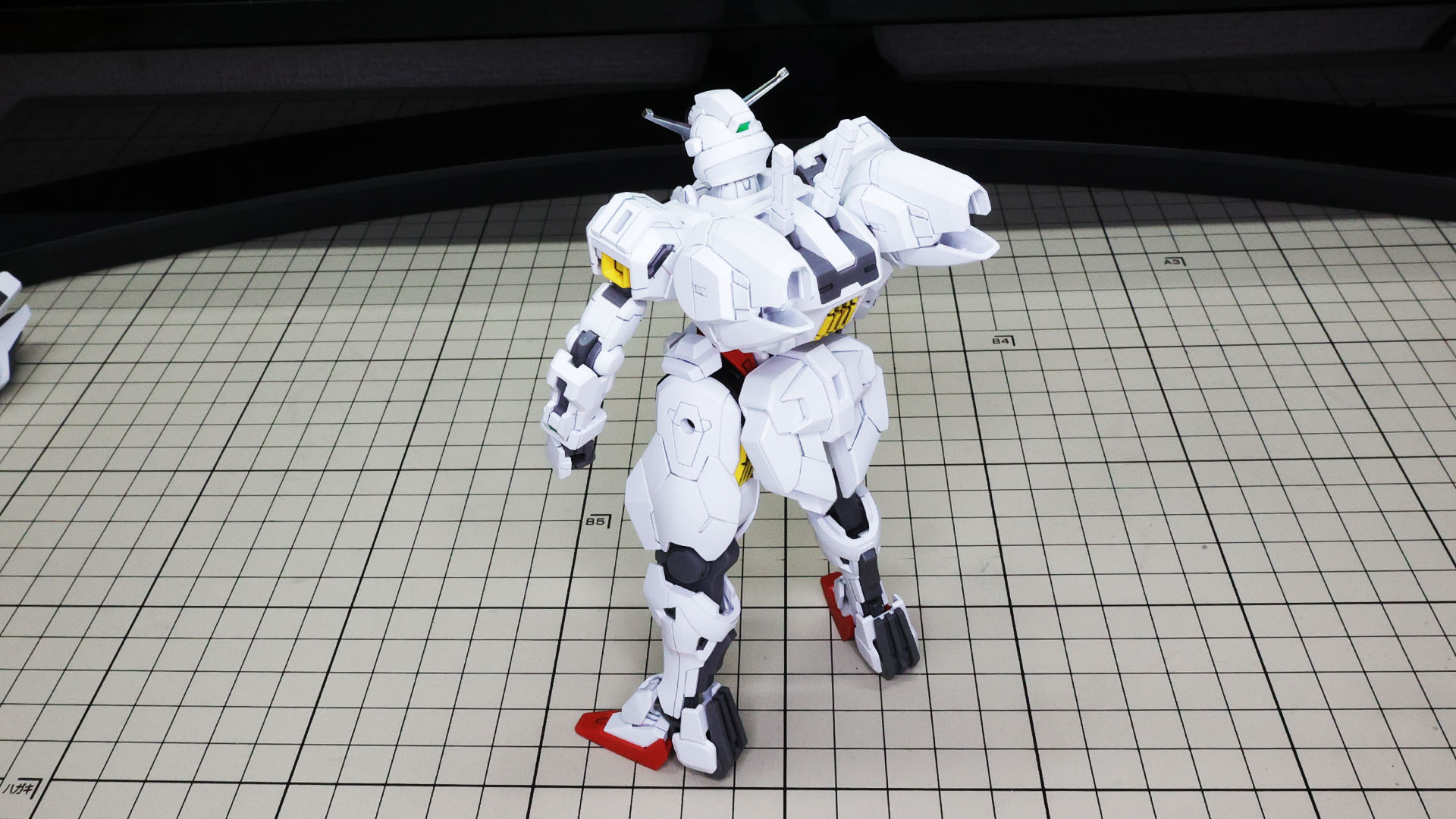 装備はバリアブルロッドライフルとビームサーベルです