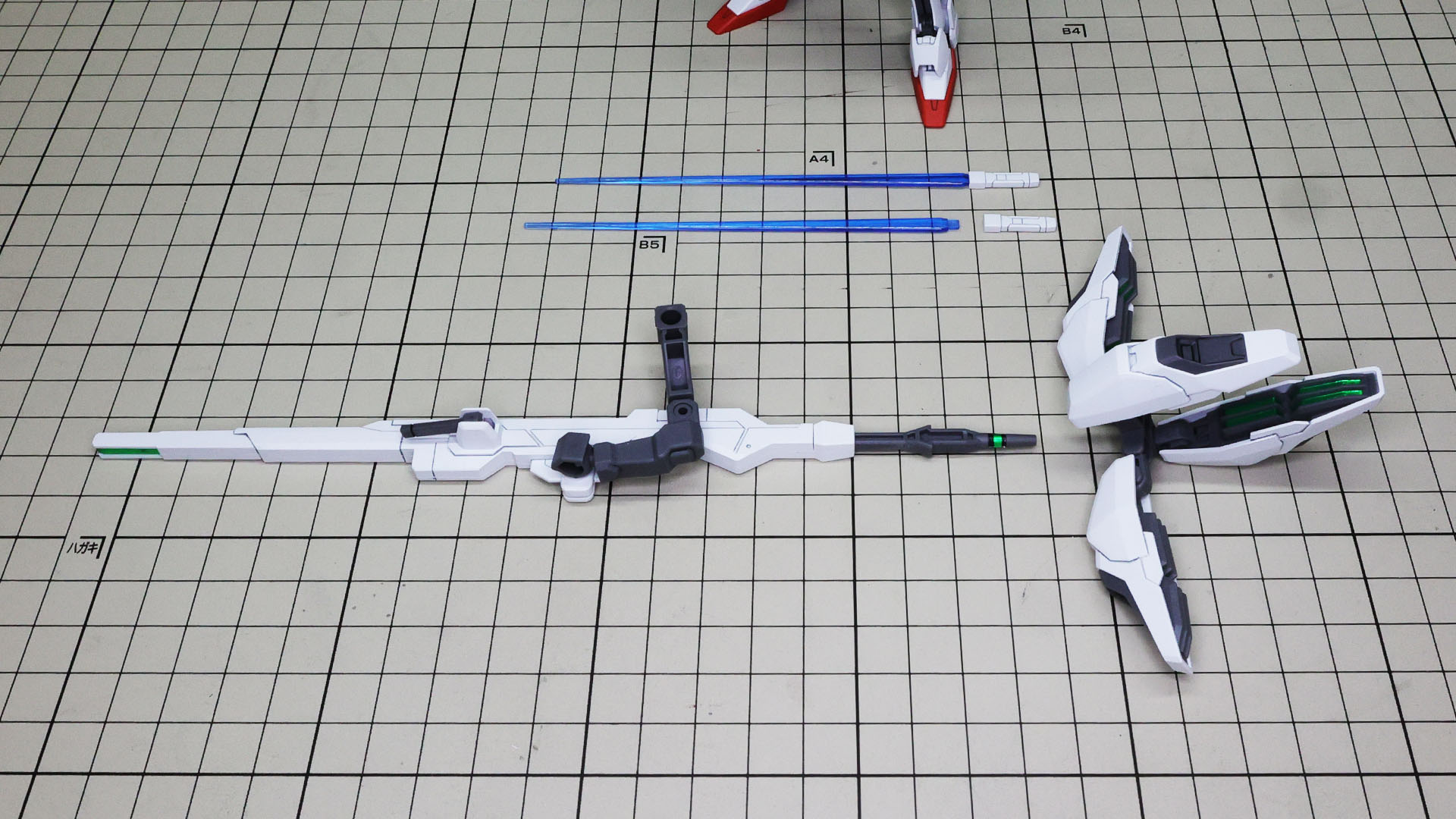 バックパックとの接続アームと後部のクアドラ・スラスターを組みます