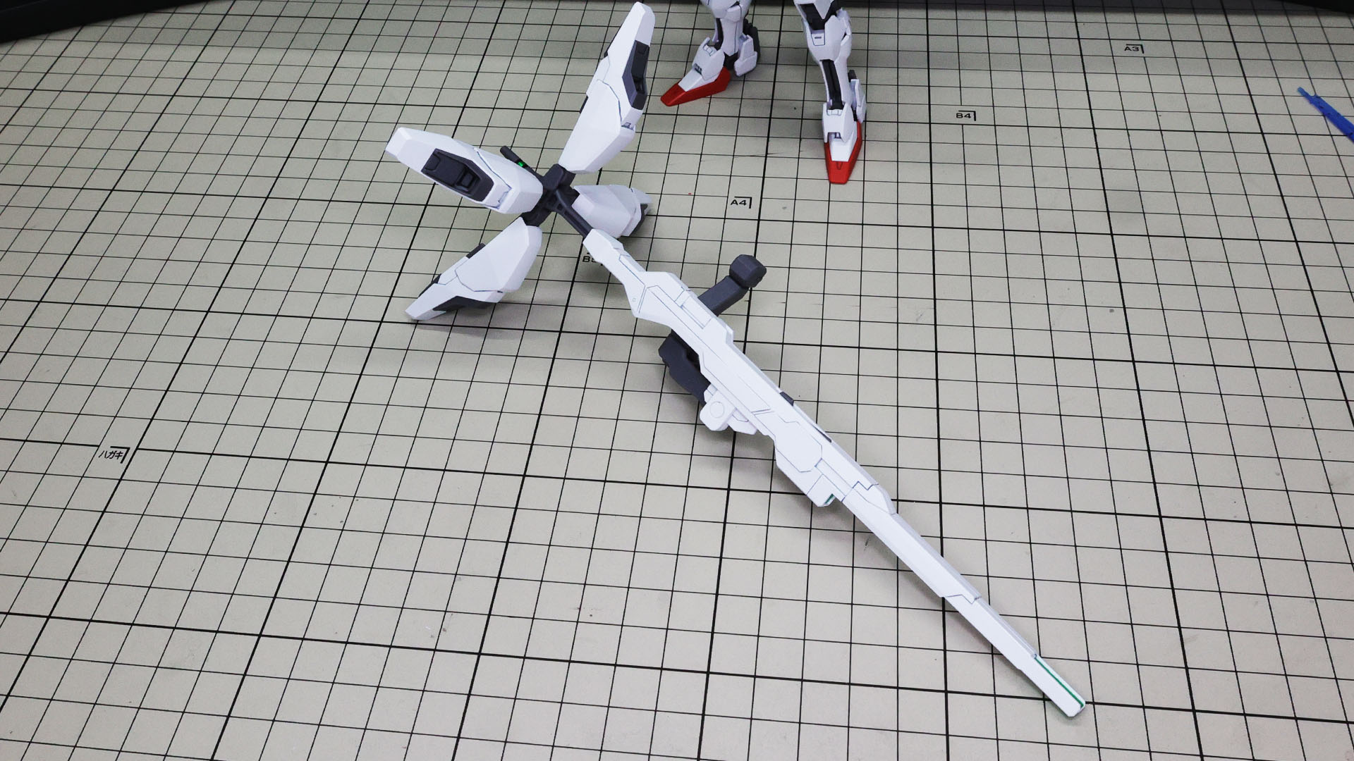 クアドラ・スラスター部を伸ばして4基のスラスターを展開できます