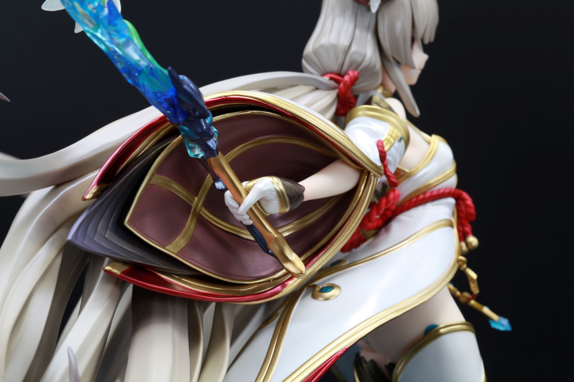 内側から2枚目の先端がとがった生地にはパール塗装が施され、光の当たり具合で見え方が変わる