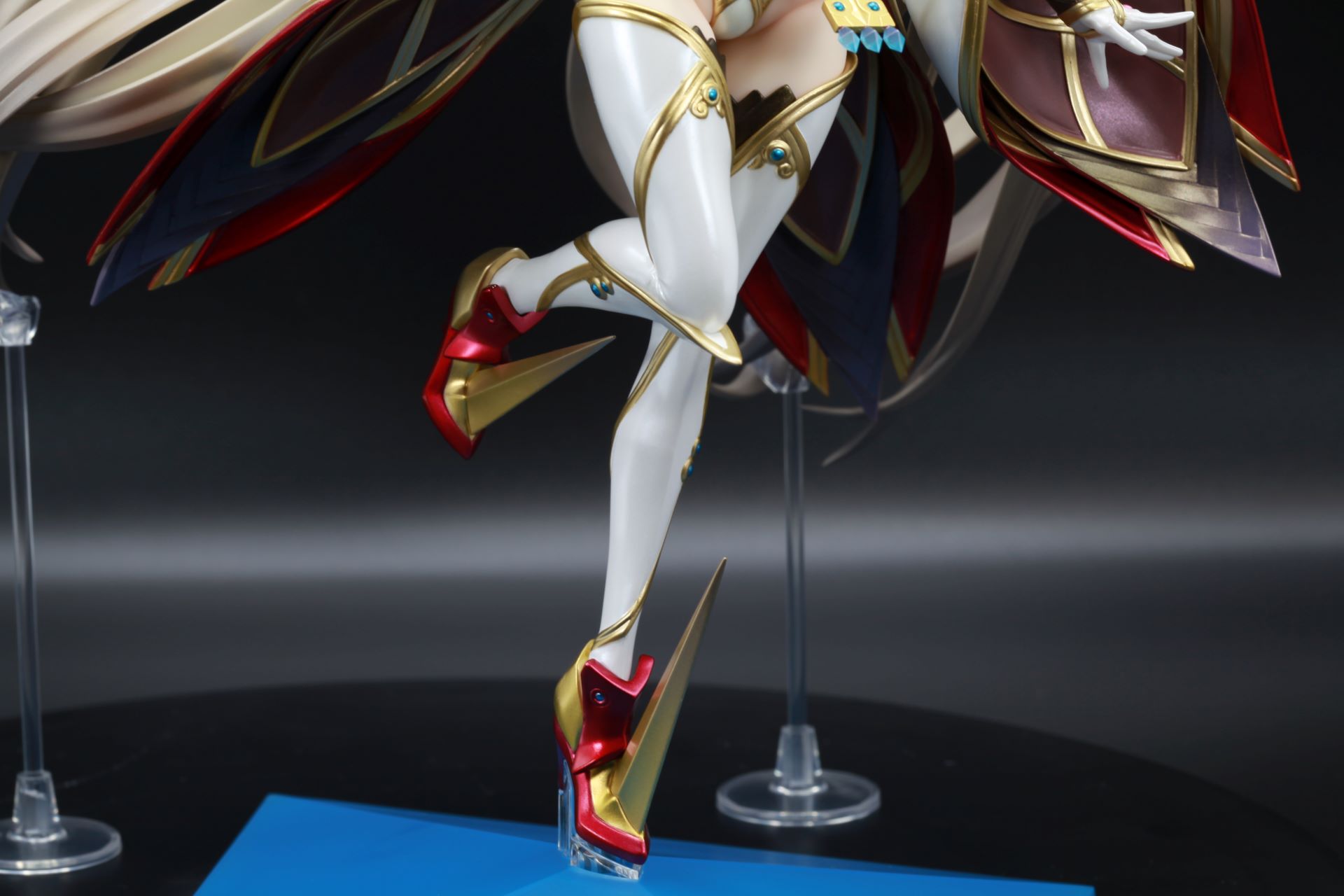 赤いハイヒールに白のニーハイソックス